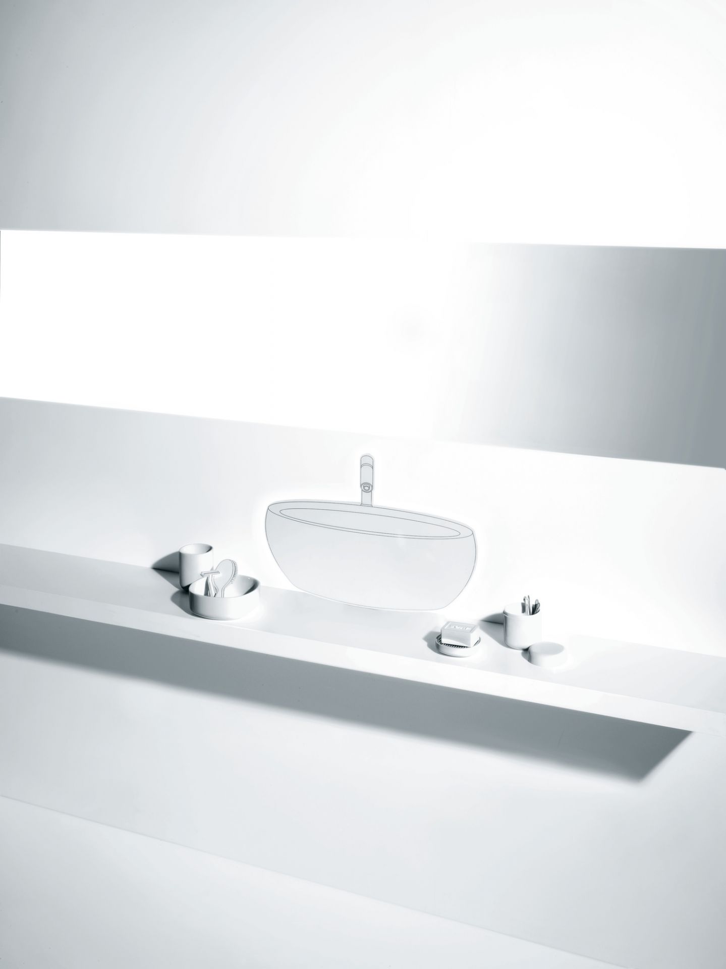Weiße Birillo Seifenschale von Alessi auf einem weißen Regal im minimalistischen Badezimmer.