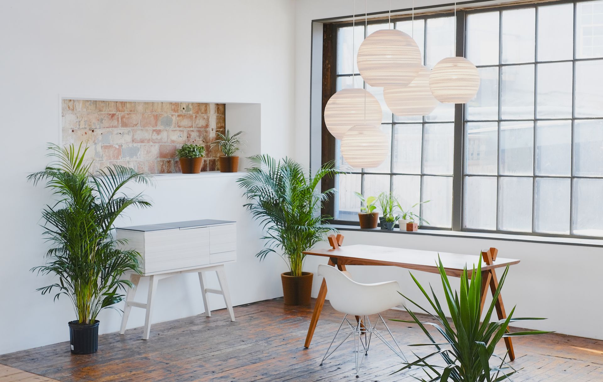 Graypants Scraplights Moon Hängeleuchten in modernem Interieur mit Holztisch und Pflanzen, Tageslicht durch Fenster.