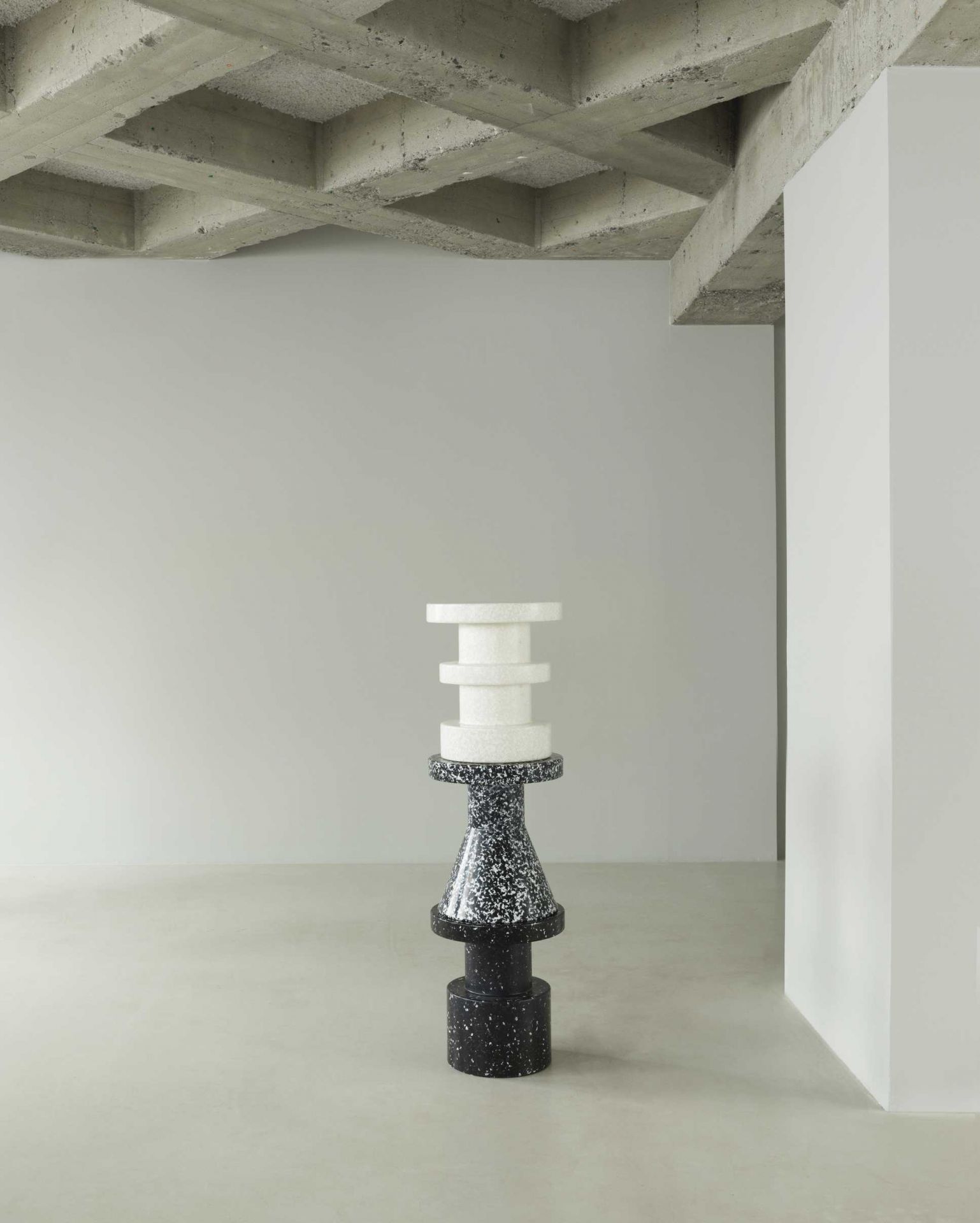 Normann Copenhagen Bit Stool Stack Hocker in Weiß und Schwarz, moderner Design Hocker.