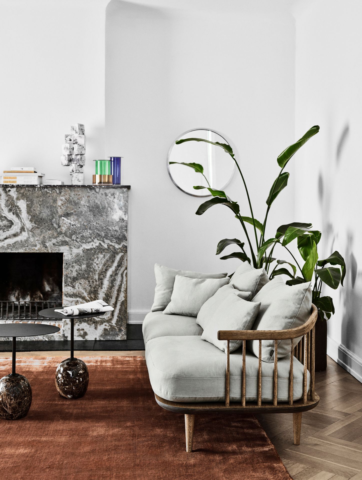 Fly Lounge 2-Sitzer Sofa mit Eichengestell und hellem Stoffbezug in einem modernen Wohnzimmer.