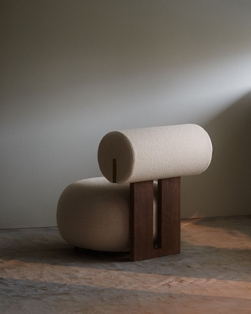 Hippo Lounge Chair Sessel von NORR11, moderner Sessel mit Bouclé-Bezug und dunklem Holzgestell.