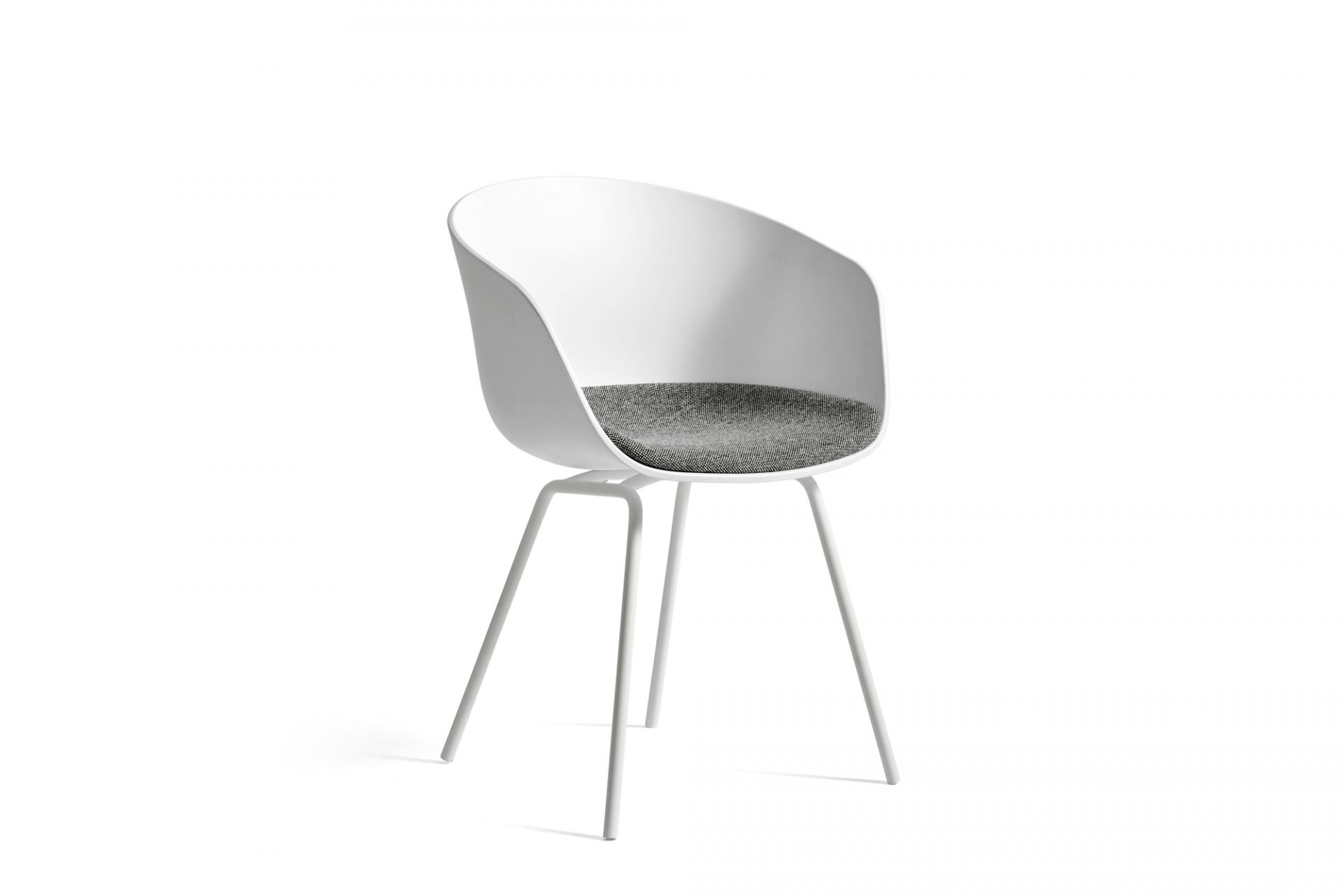 Weißer About A Chair AAC26 Stuhl von Hay mit grauem Sitzkissen und filigranem Stahlgestell.