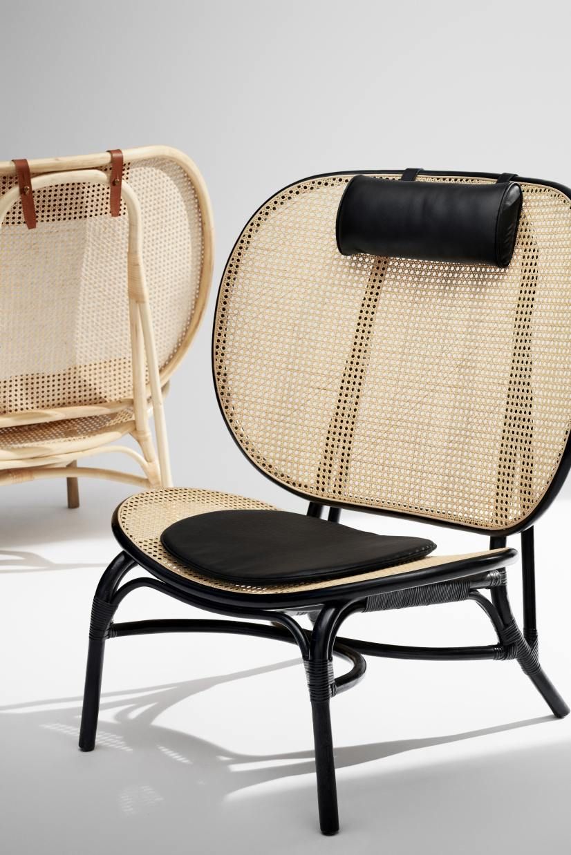 Nahaufnahme des NORR11 Nomad Chair Sessels mit schwarzem Lederkissen und Rattan-Geflecht.