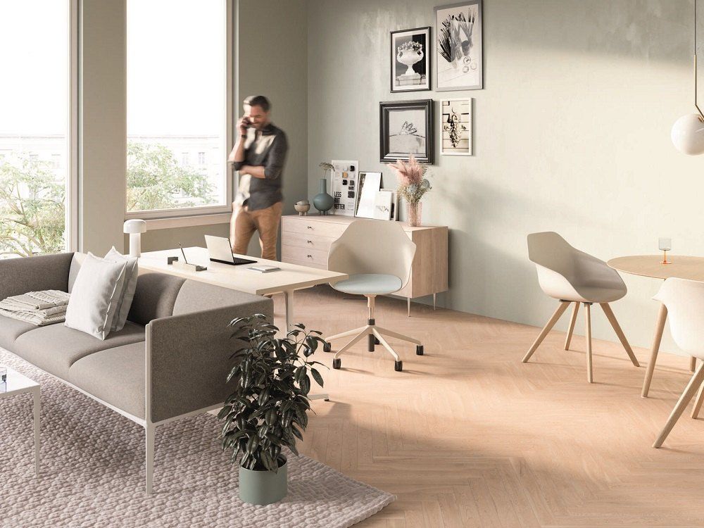 Yonda Universalstuhl von Wilkhahn, ein Vierfußstuhl mit Holzgestell in einem modern eingerichteten Wohnraum.