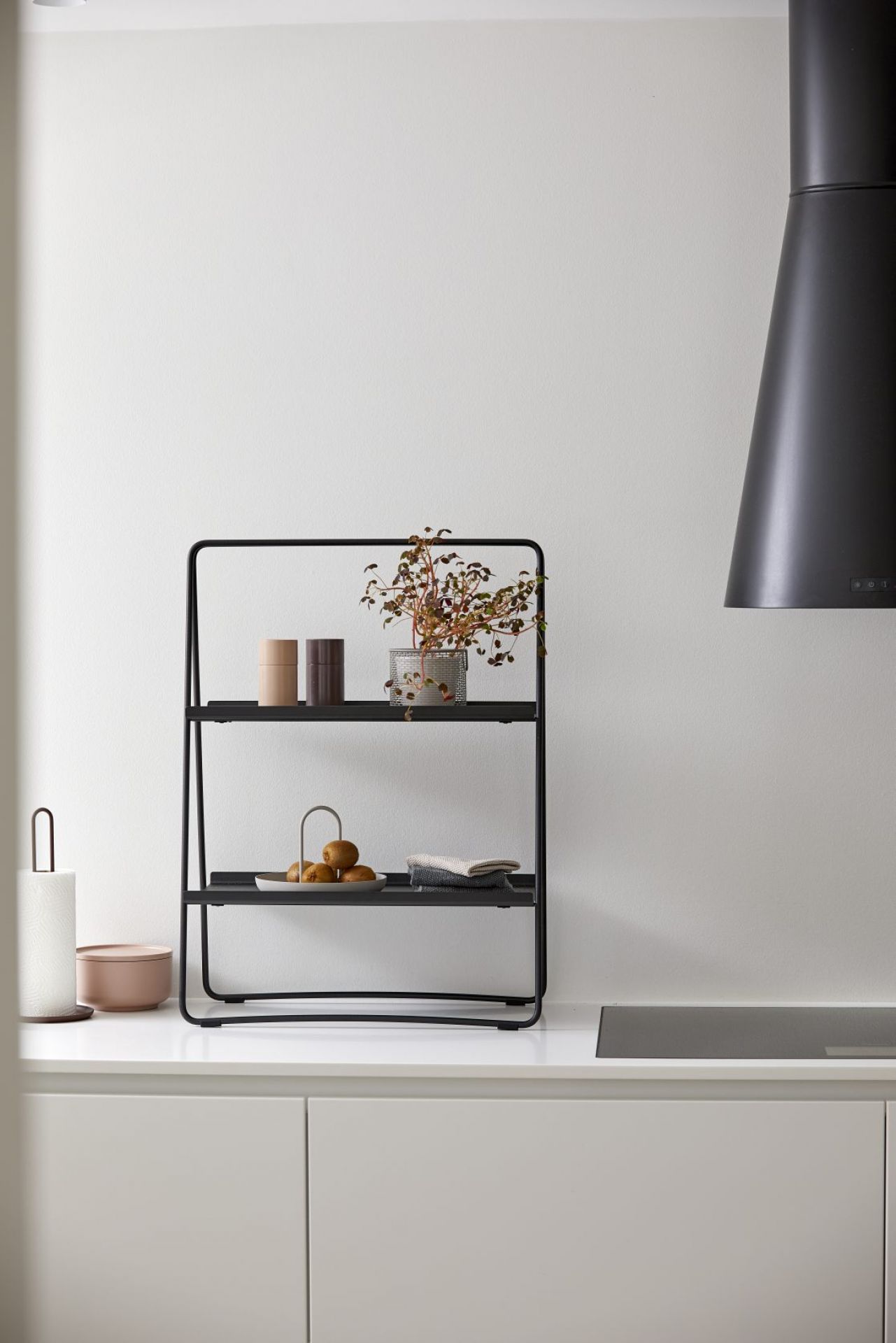 Schwarzes A-Table Regal von Zone Denmark mit Deko in einer modernen Küche.