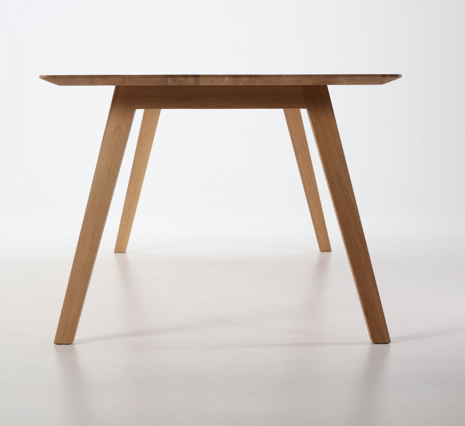 Monk Tisch von Prostoria, Esstisch aus Eichenholz mit schlichtem, modernem Design und vier Beinen.