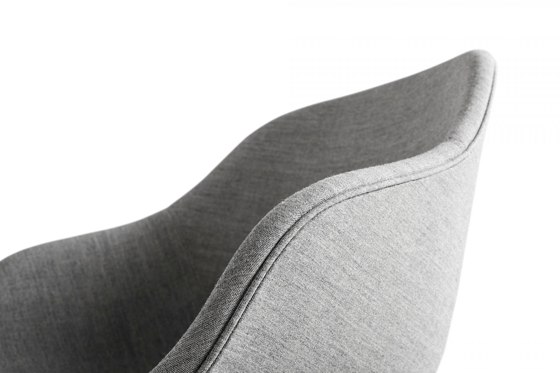 Detailaufnahme: Grauer About a Chair AAC121 Stuhl von Hay mit Stoffbezug. Designstuhl für Wohnzimmer.