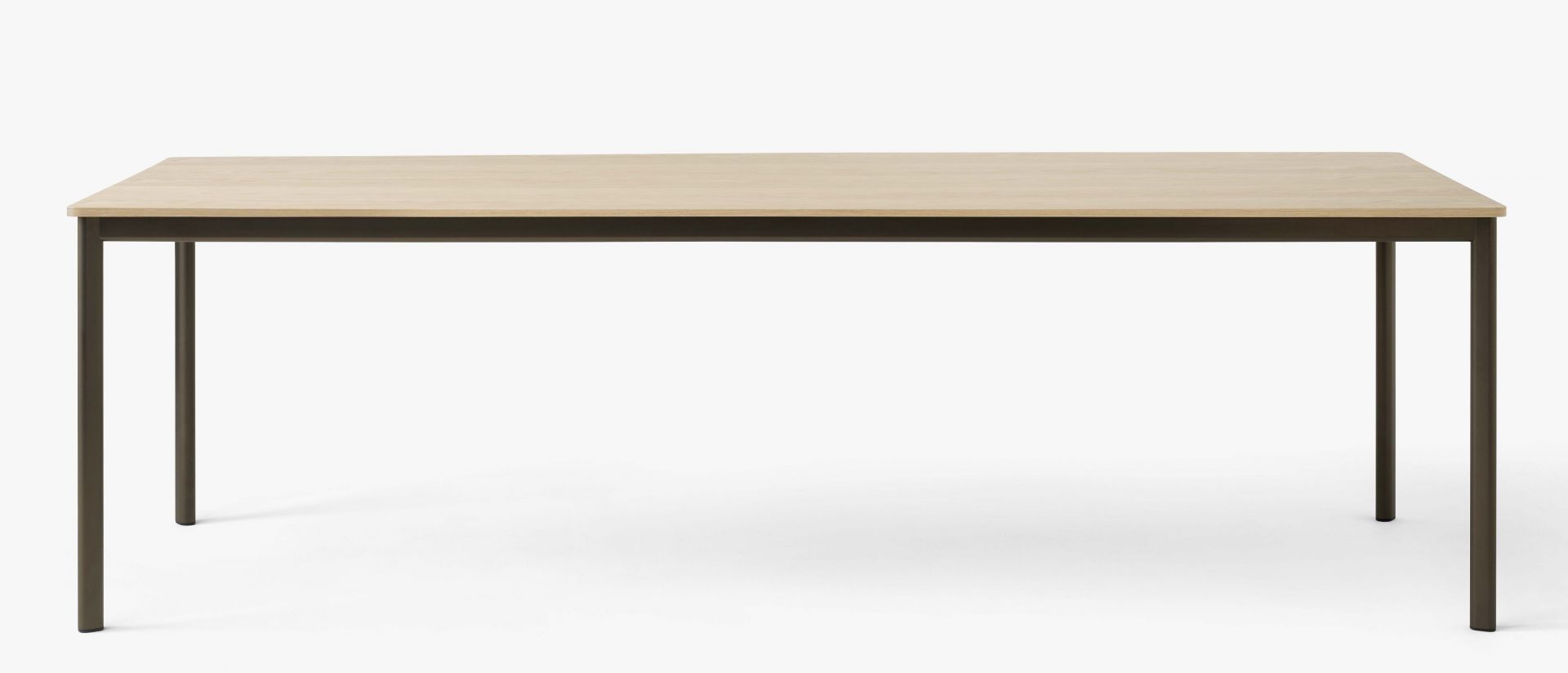 AndTradition Drip Table HW58 Esstisch mit heller Holzplatte und dunkelbraunem Metallgestell, freigestellt vor weißem Hintergrund.