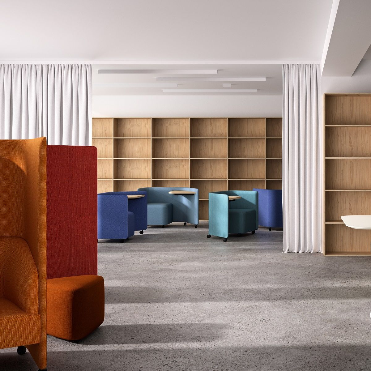 In Out Office Panel Lounge Stühle mit Schreibtisch von Andreu World in Büroumgebung.