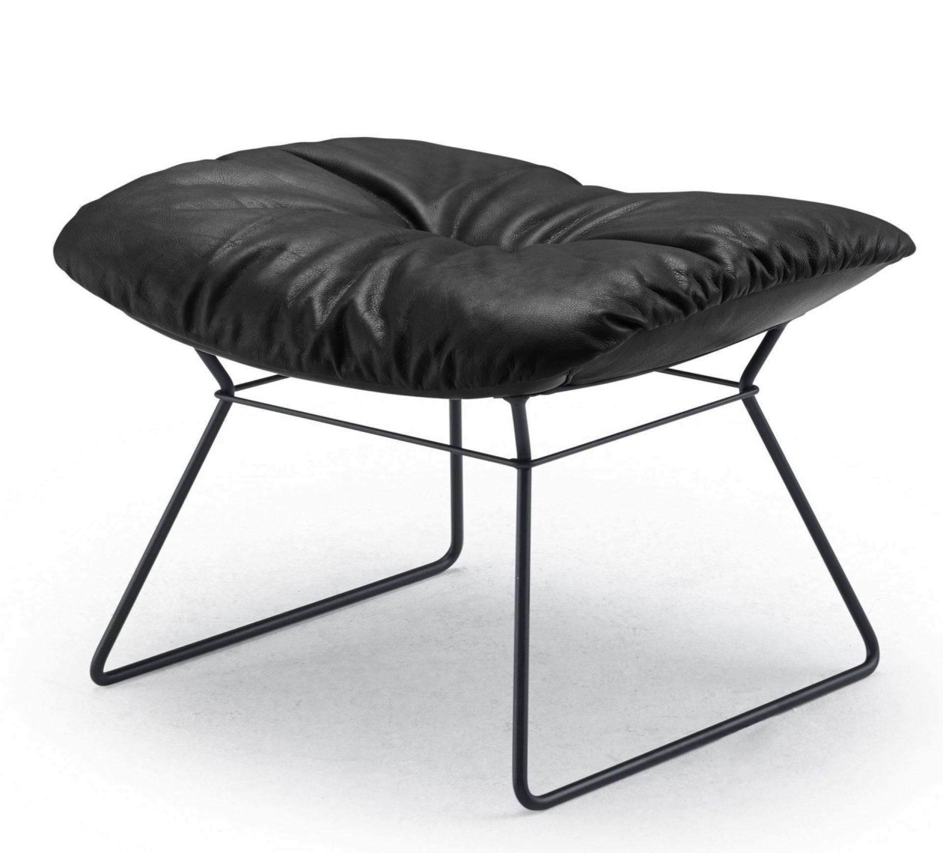 Schwarzer Leya Ottoman von Freifrau Manufaktur mit Lederbezug und filigranem Metallgestell. Moderner Hocker für Wohnzimmer.