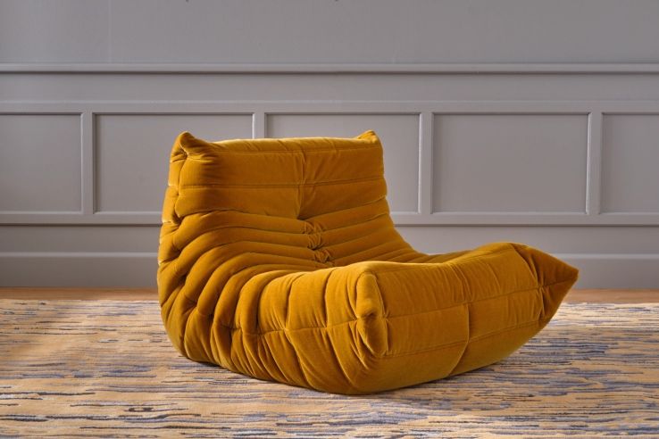 Goldener Togo Sessel von ligne roset, moderner Loungesessel aus Cord, bodennah und komfortabel.