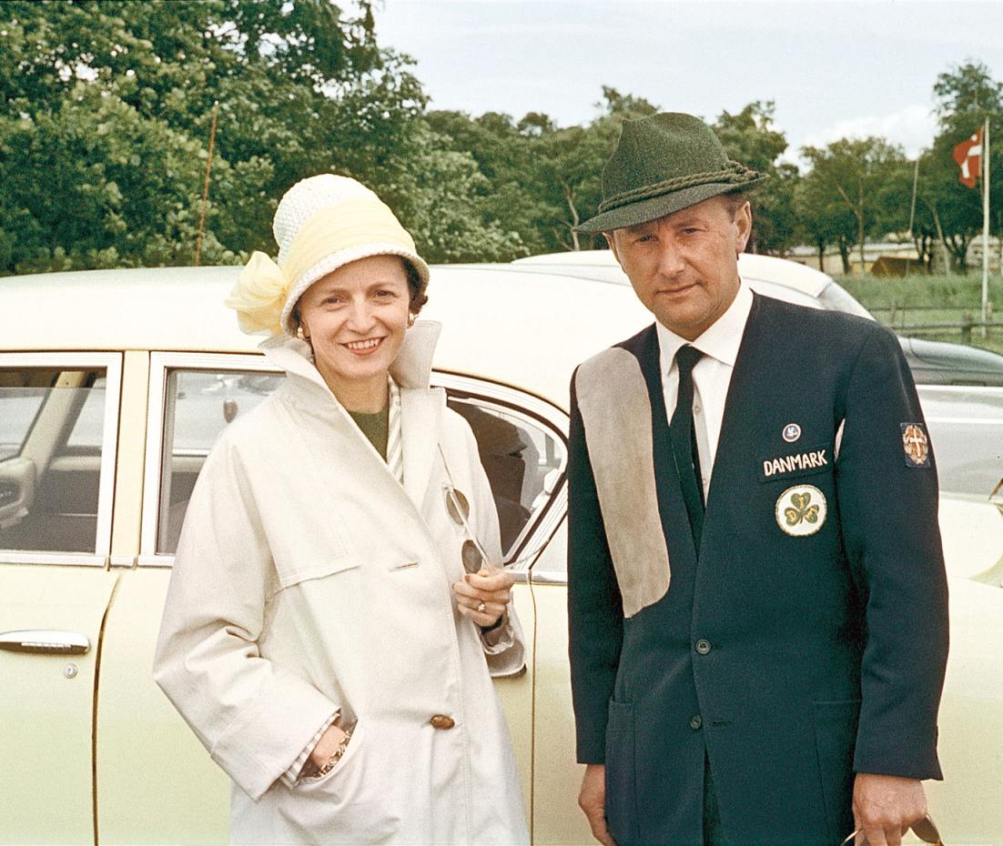 Porträt von Königin Ingrid und König Frederik IX. von Dänemark vor einem gelben Auto.