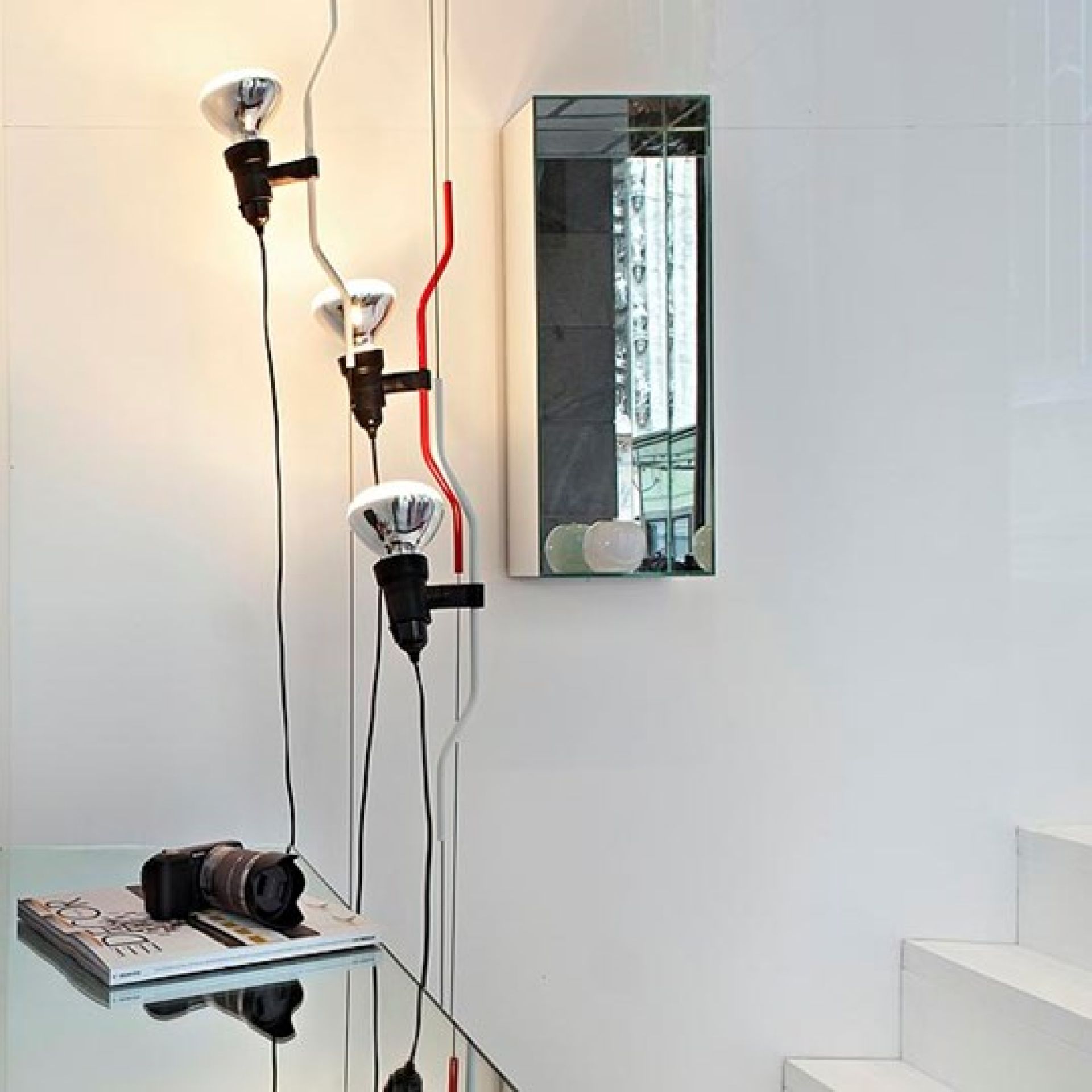 Weiße Parentesi D Lampe von Flos mit Dimmer, moderne Innenraumbeleuchtung mit drei Leuchten.