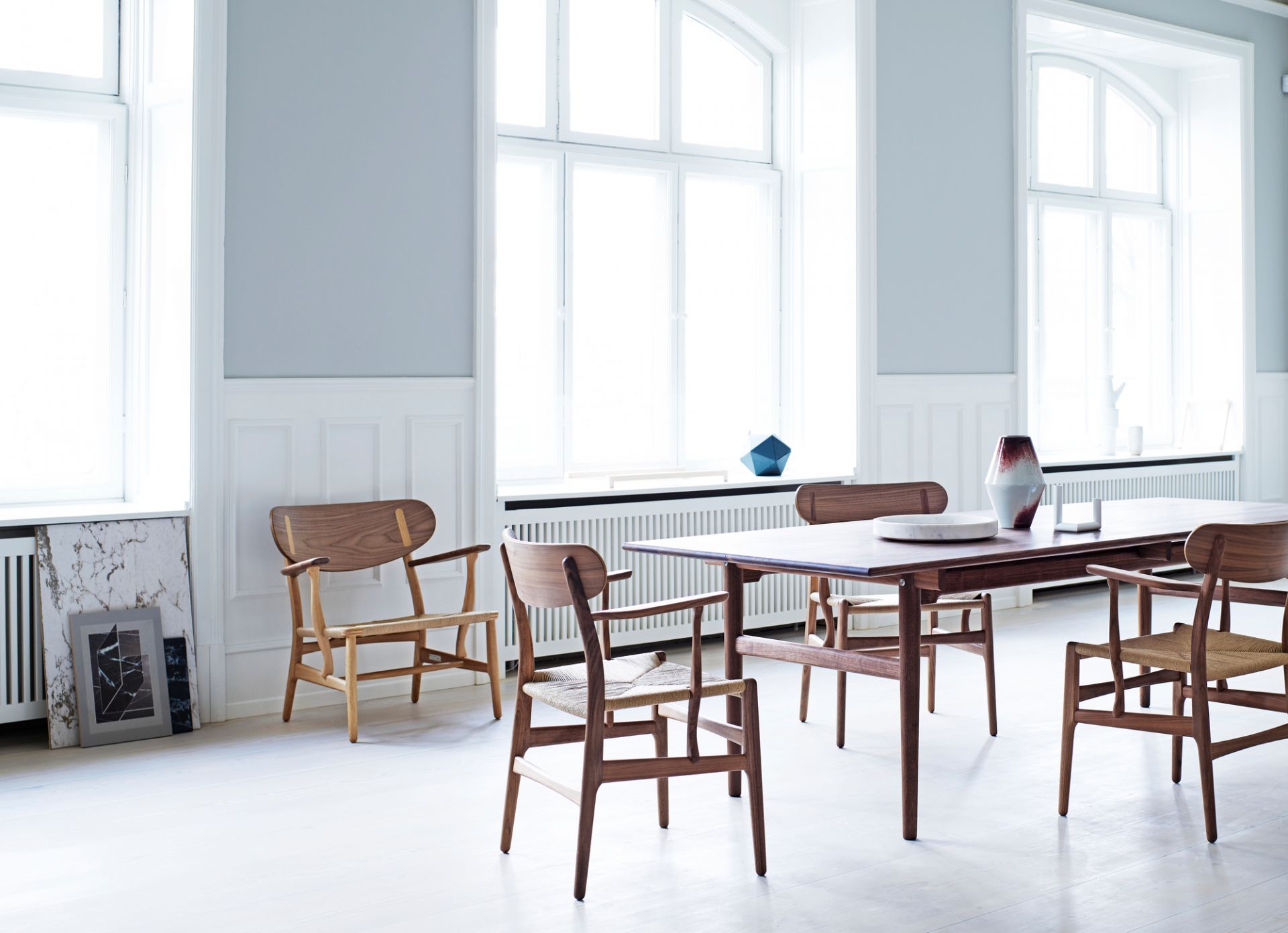 Esszimmer mit CH26 Holzstühlen von Carl Hansen & Søn, Eiche Schwarz und Naturgeflecht.