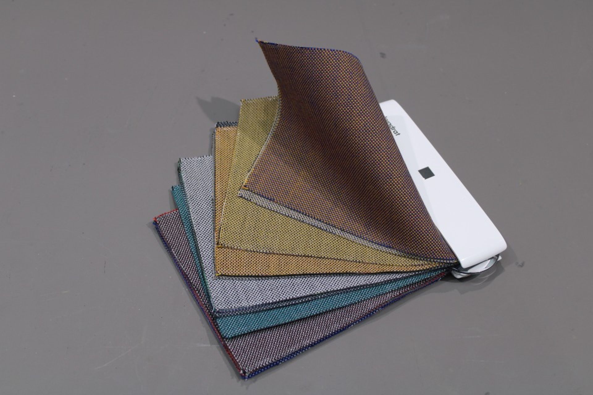 Stoffmuster-Fächer von Hay Surface mit verschiedenen Farben und Texturen für Möbel und Polster.