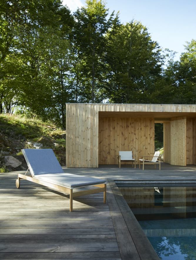 Pelagus Sonnenliege von Skagerak by Fritz Hansen aus Teakholz mit grauer Auflage am Pool.