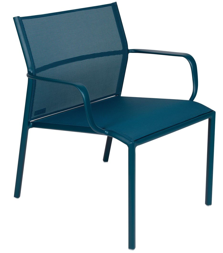 Cadiz Sessel von Fermob, türkis, für den Außenbereich, mit Armlehnen und luftdurchlässiger Sitzfläche.