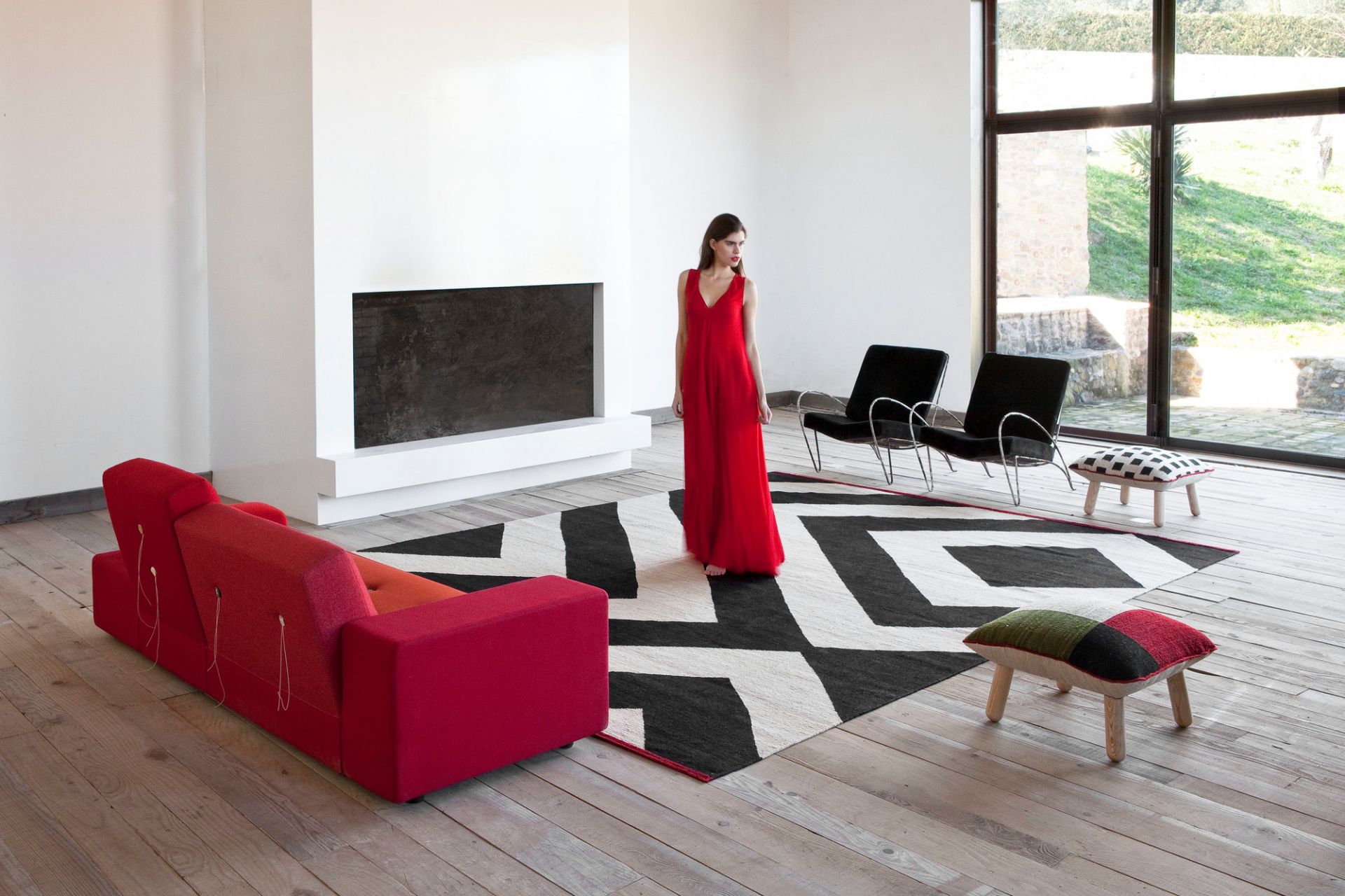 Moderner Wohnraum mit Nanimarquina Mélange Zoom Teppich 200x300, geometrisches Muster in Schwarz und Weiß.