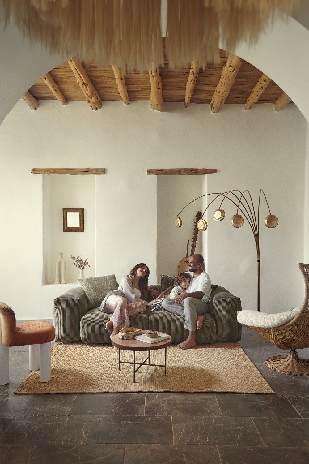 Familie entspannt auf dem vetsak Sofa Set 02 Medium 2,5-Sitzer in einem stilvollen Wohnzimmer mit Teppich.