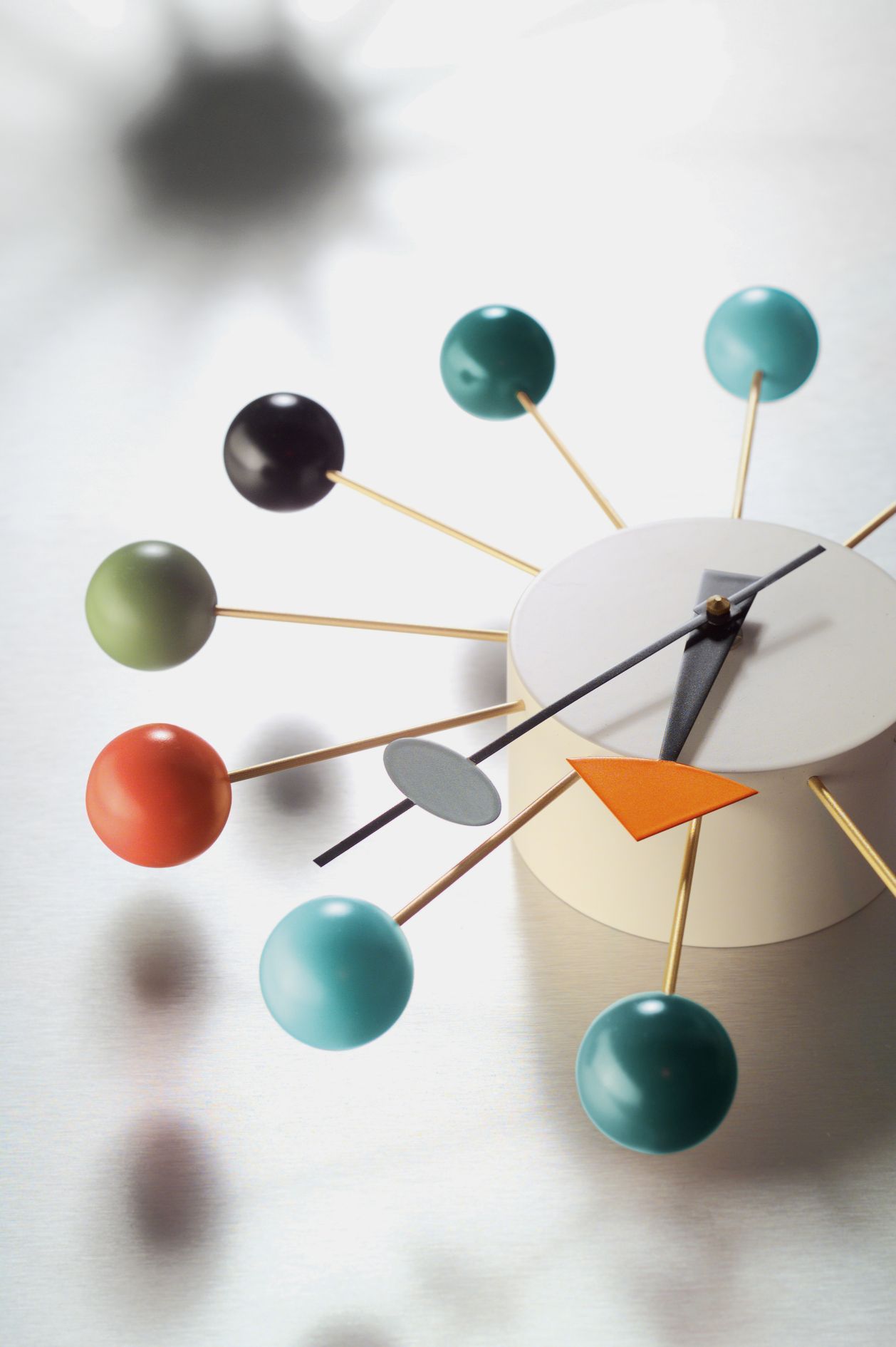 Mehrfarbige Ball Clock Wanduhr von Vitra: Detailaufnahme der bunten Kugeln und Zeiger.