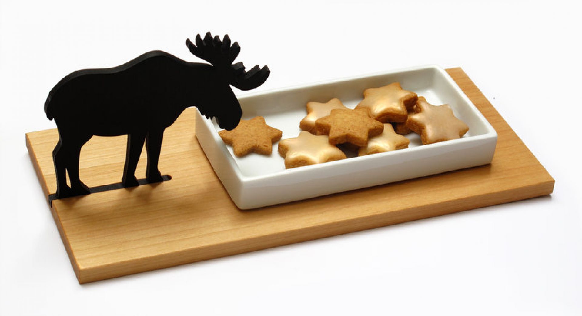 Keksschale Elch mit Sternkeksen: Dekorative Servierplatte aus Holz mit Elch-Silhouette und weißer Schale.