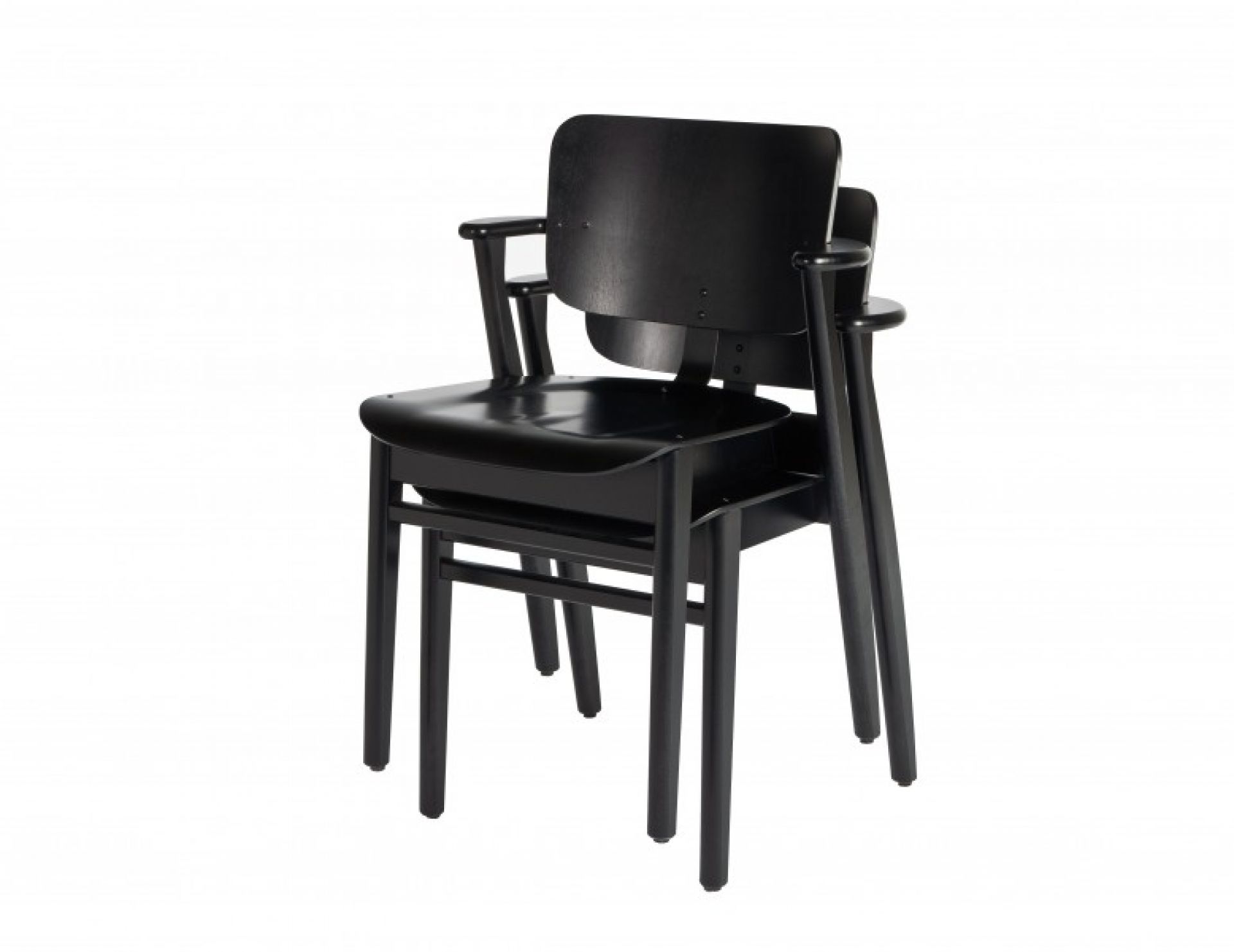 Schwarzer Domus Stuhl von Artek, ein stapelbarer Holzstuhl mit Armlehnen im modernen Design.