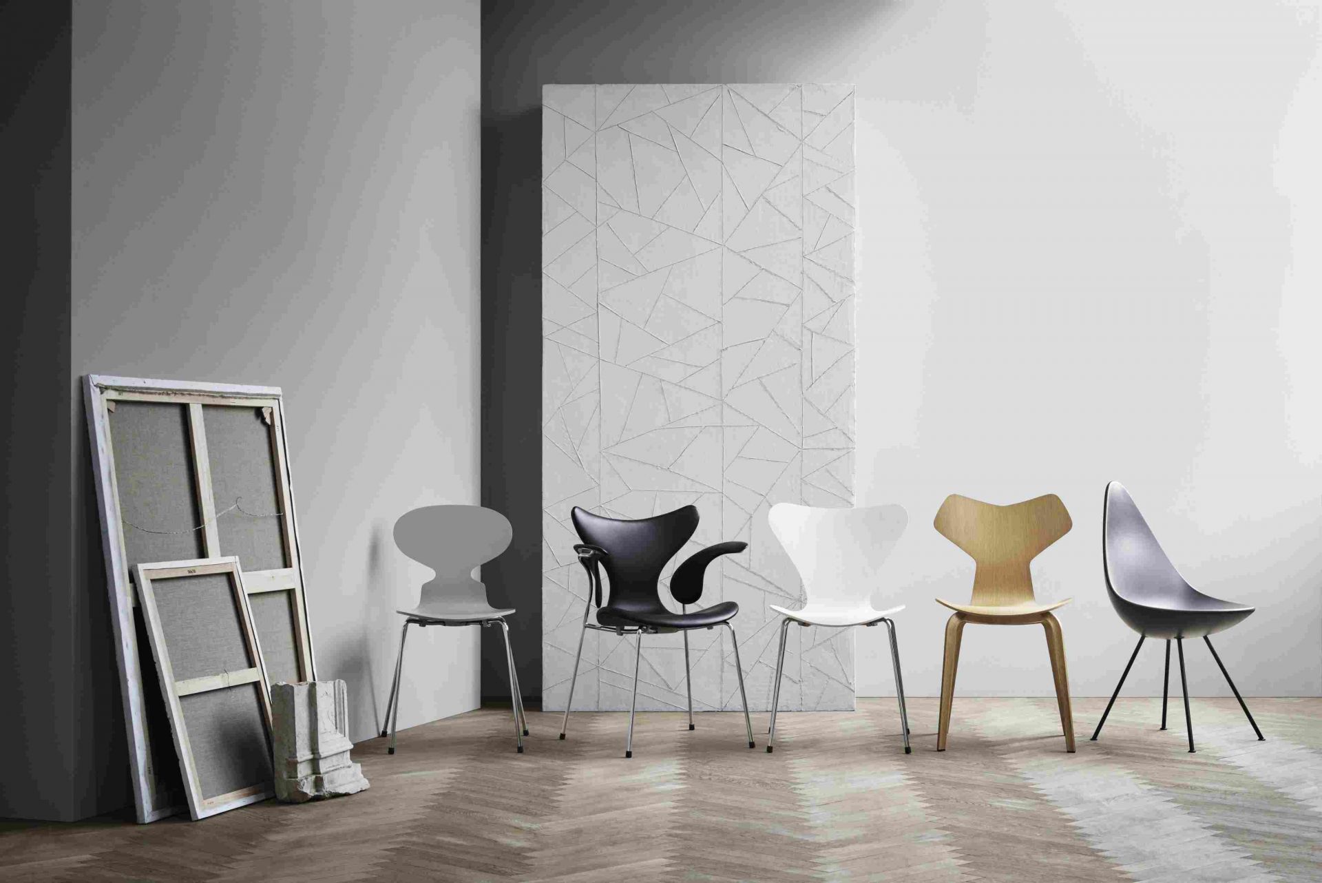 Fünf verschiedene Grand Prix Stühle von Fritz Hansen in Grau, Schwarz, Weiß und Holz.