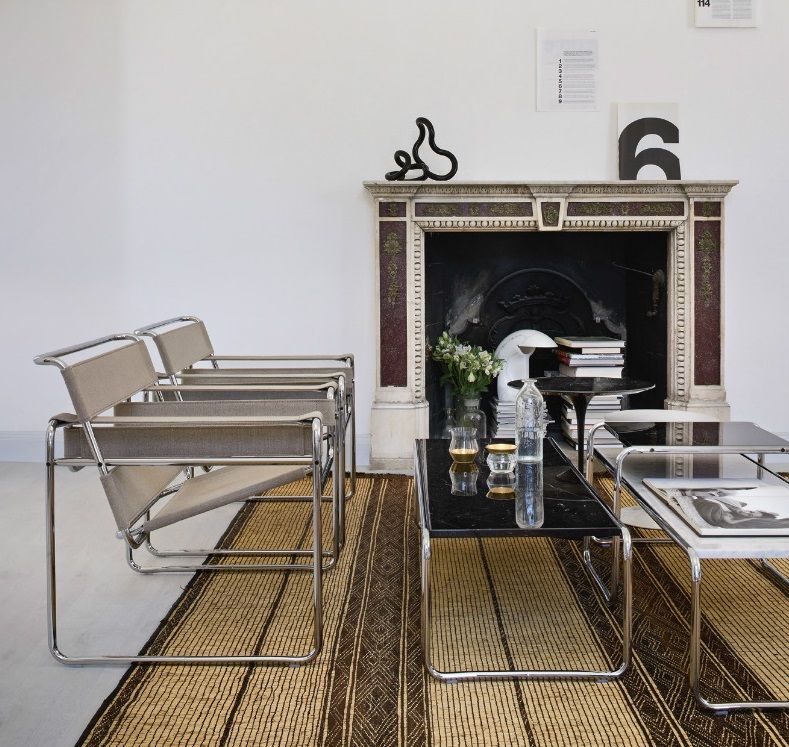 Laccio Couchtisch von Knoll International, groß, mit schwarzer Marmorplatte und verchromtem Stahlgestell im Wohnzimmer.
