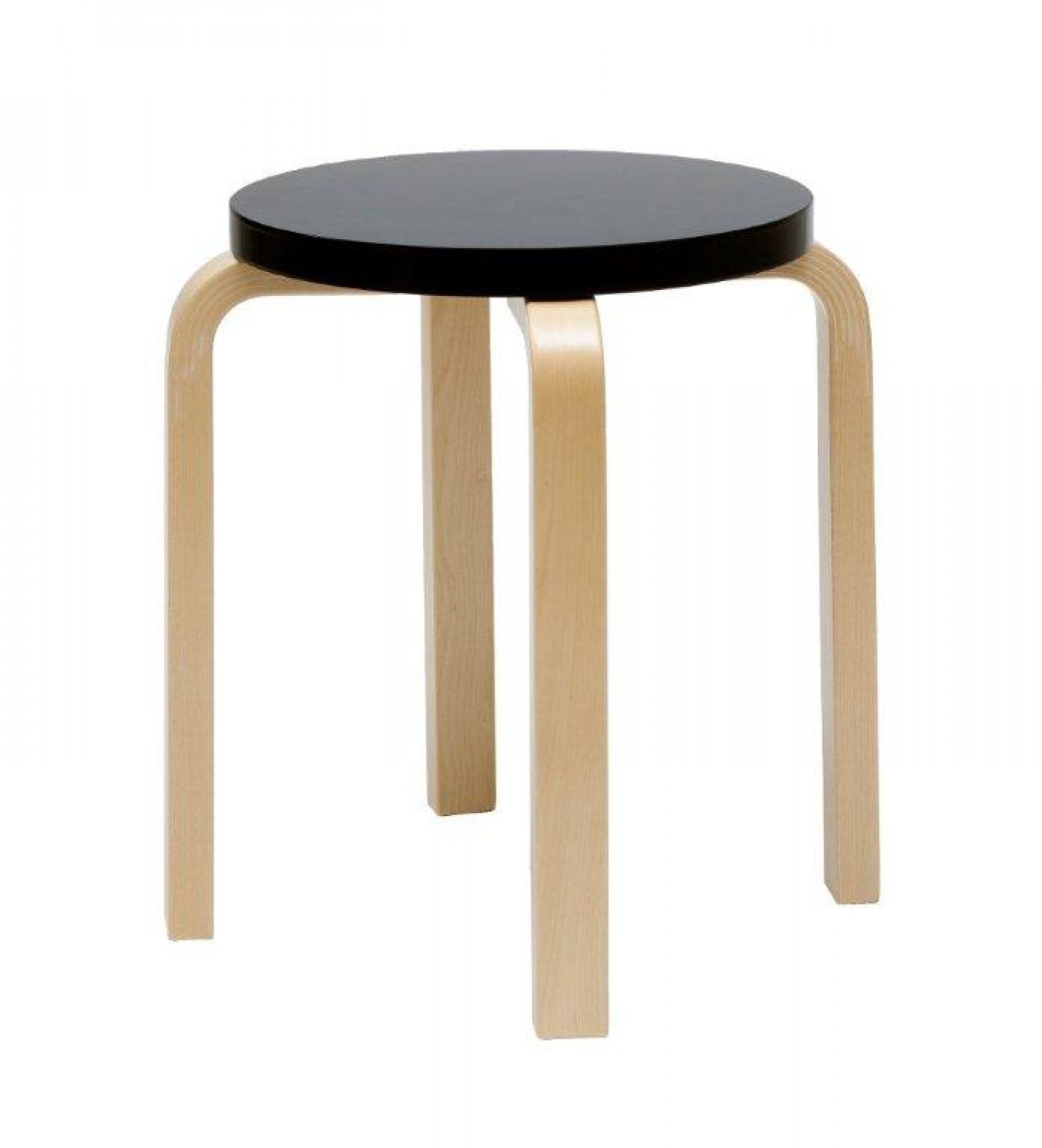 Artek E60 Hocker mit schwarzer Sitzfläche und drei Beinen aus hellem Holz, isoliert.