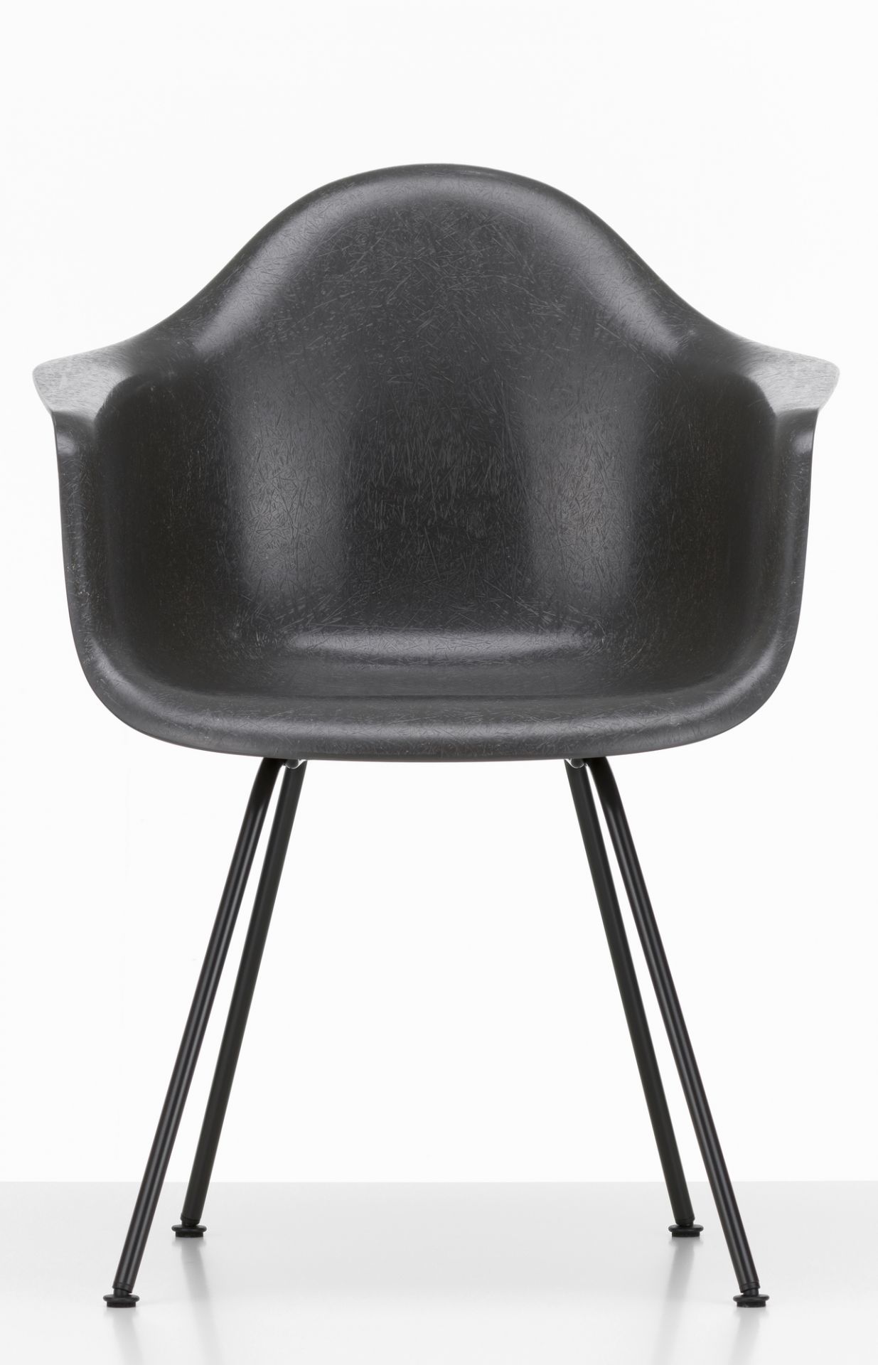 Schwarzer Eames Fiberglas Armlehnstuhl DAX von Vitra mit schwarzem Metallgestell, Frontansicht.