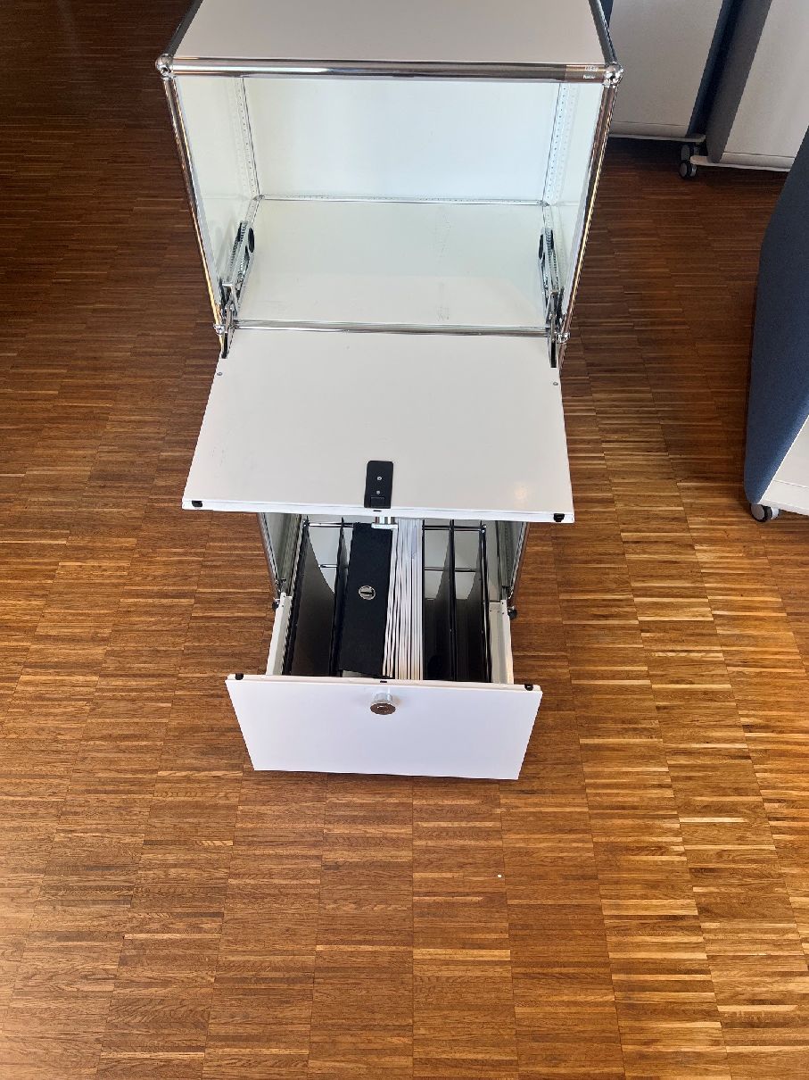 USM Haller dressoir met 2 draaideuren bovenaan/in het midden en 1 uittrekbare deur met hangruimte onderaan spierwit showroommodel/gebruikt meubel 