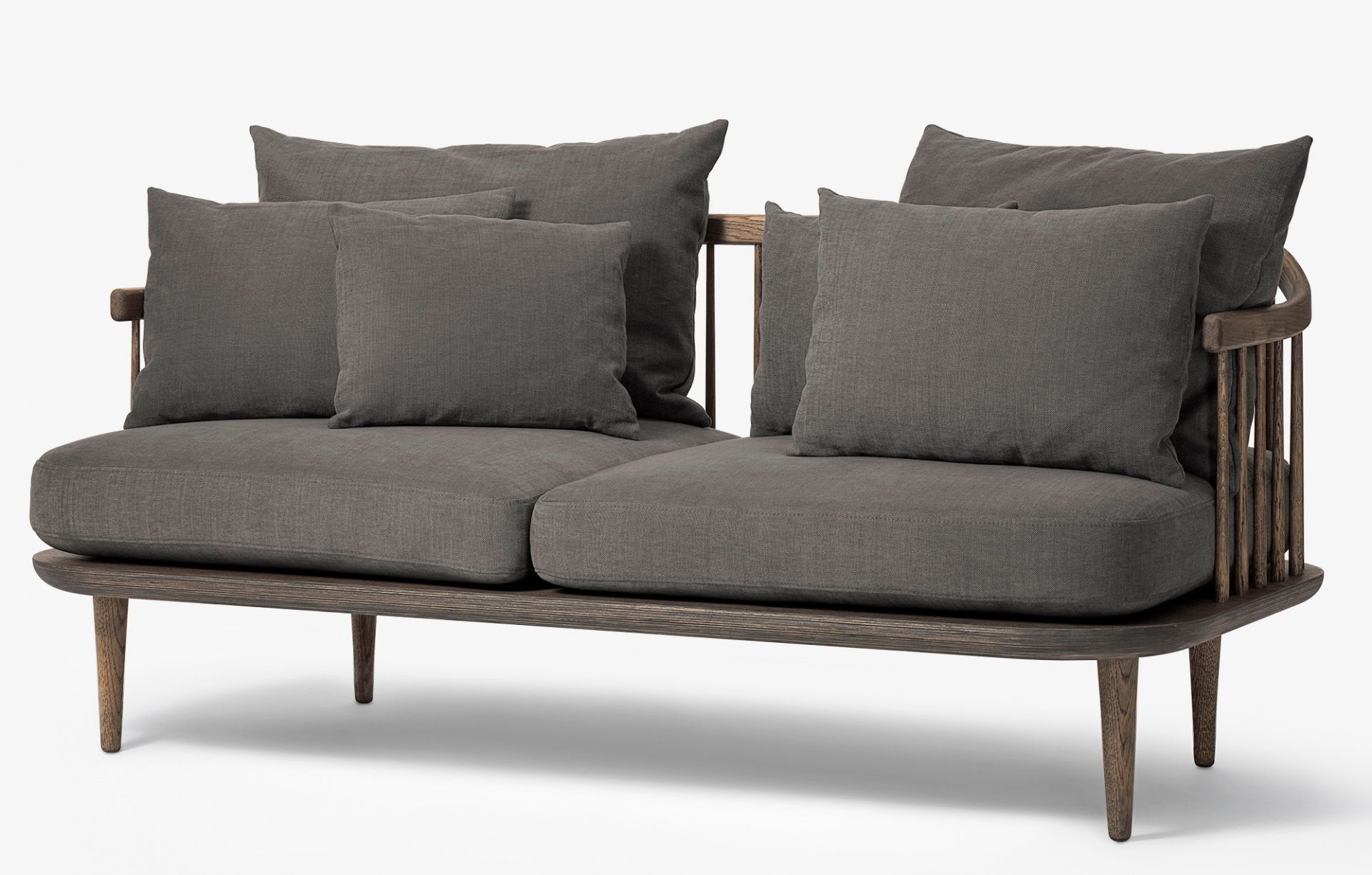 Fly Lounge Sofa 2-Sitzer von AndTradition, grauer Stoffbezug, Holzgestell und bequeme Kissen.