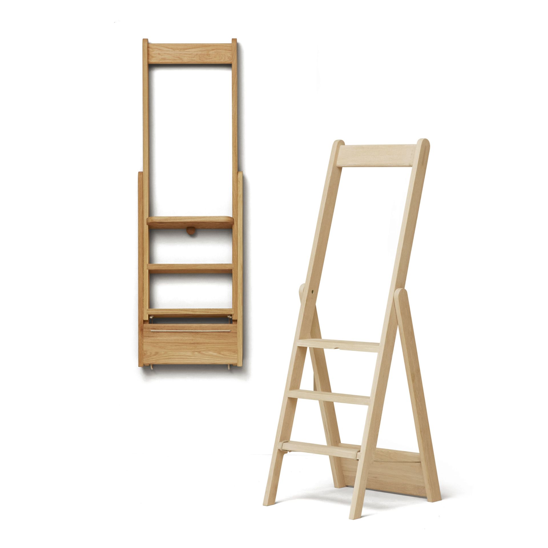 Step By Step Leiter Form & Refine aus hellem Holz, zusammengeklappt und aufgeklappt dargestellt.