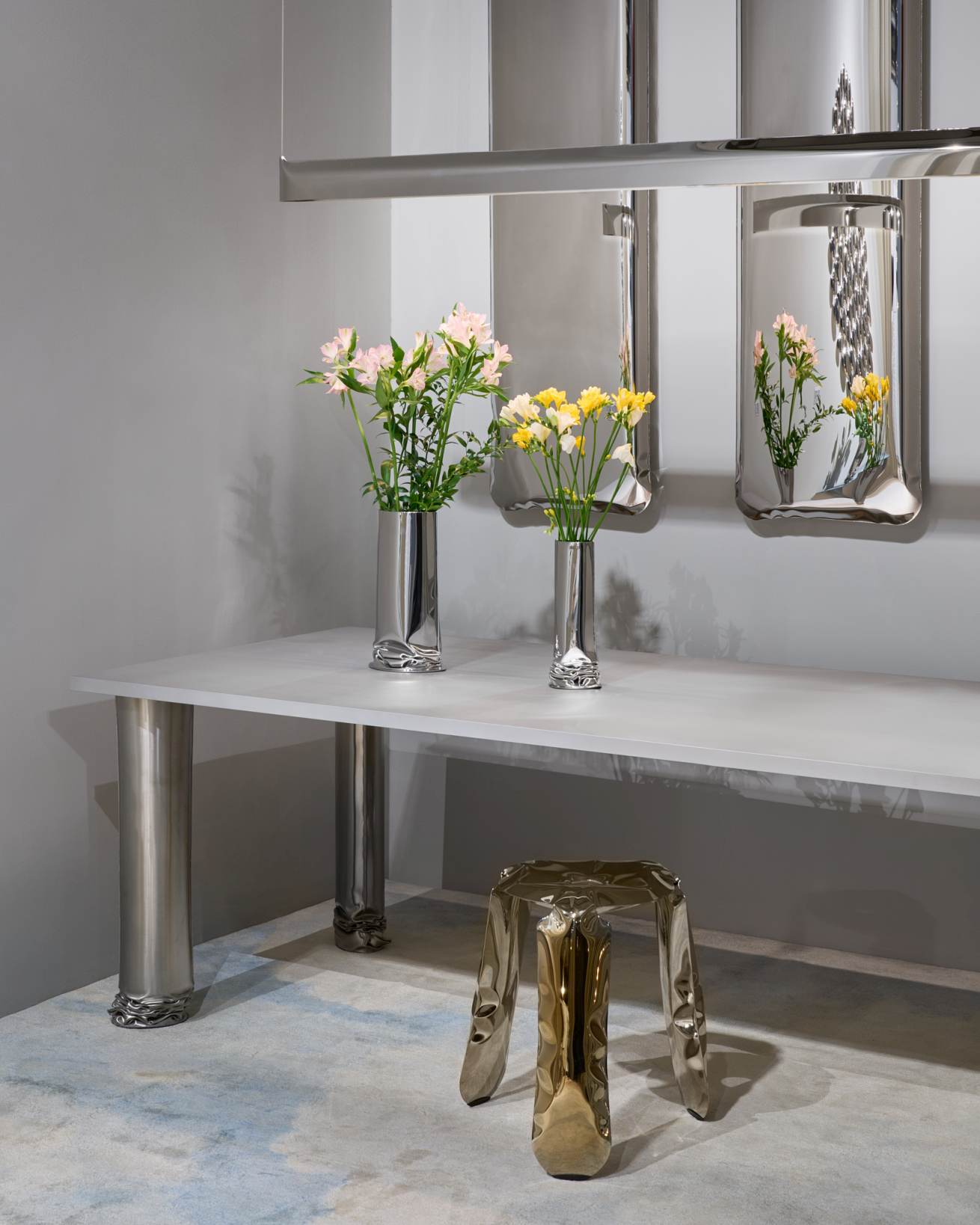 Crash Table Esstisch Zieta: Moderner Design Esstisch mit glänzenden Metallbeinen und passendem Hocker.