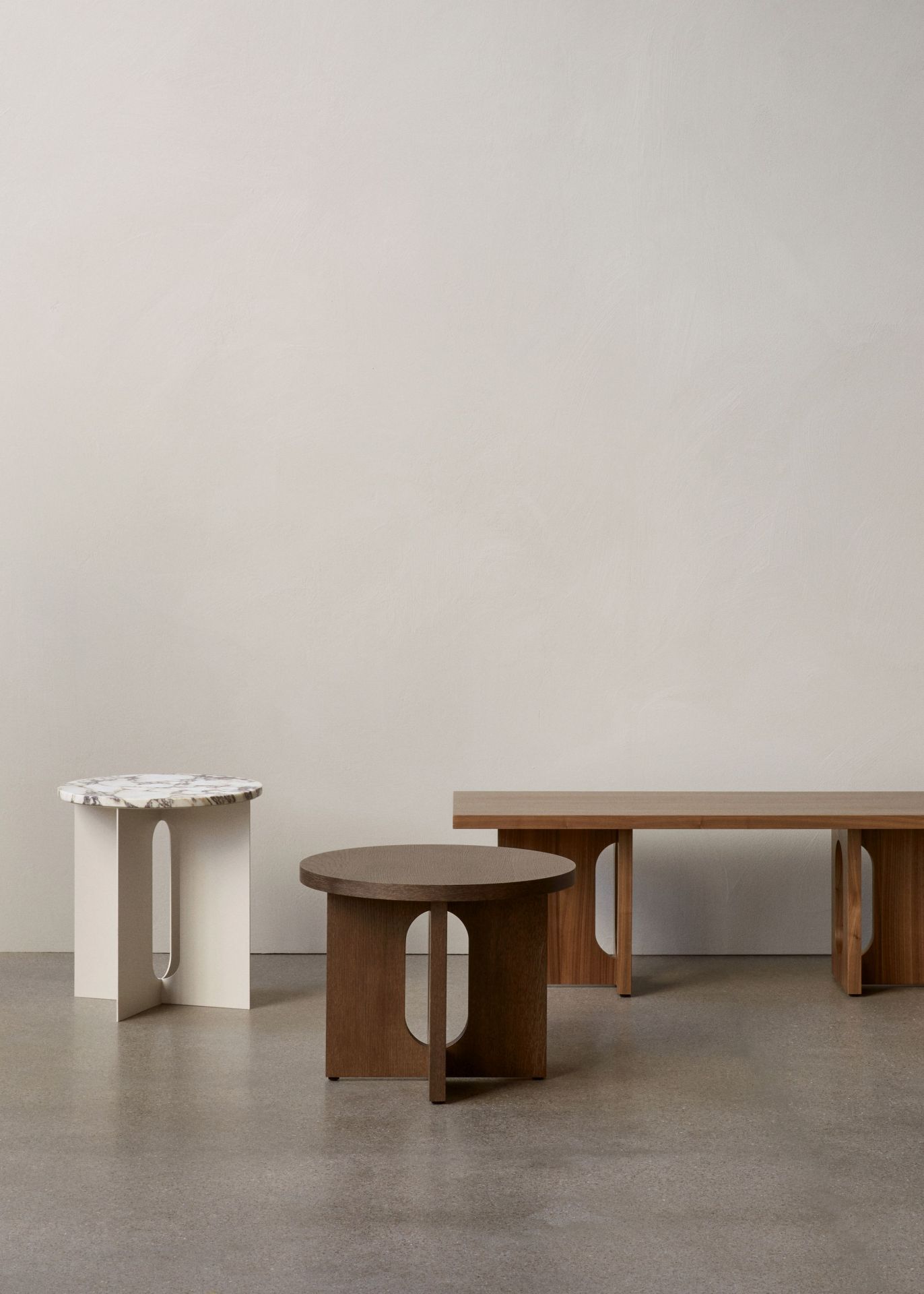 Androgyne Beistelltisch von Audo, verschiedene Ausführungen: Marmor, Eiche und Nussbaum, minimalistisches Design für Wohnzimmer und Wartebereiche.