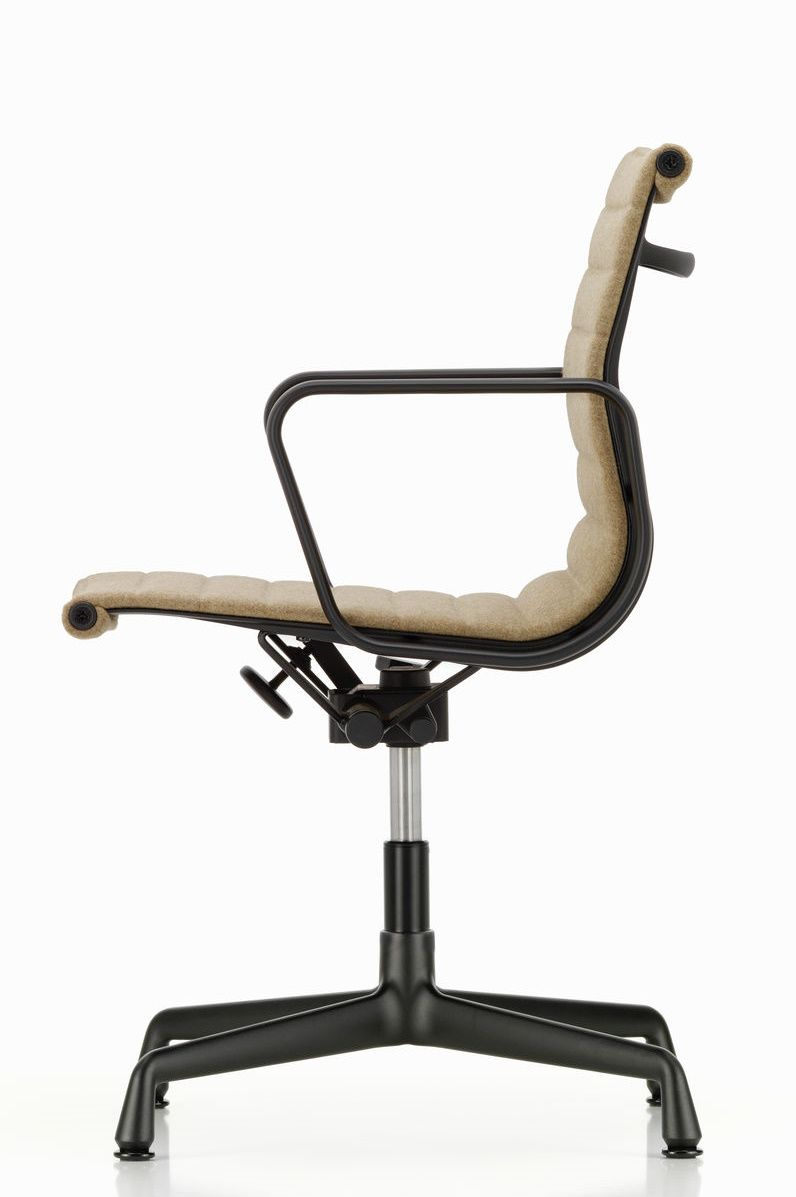 Vitra Aluminium Chair EA 132 in Beige, Bürostuhl mit Armlehnen und schwarzem Fußkreuz.