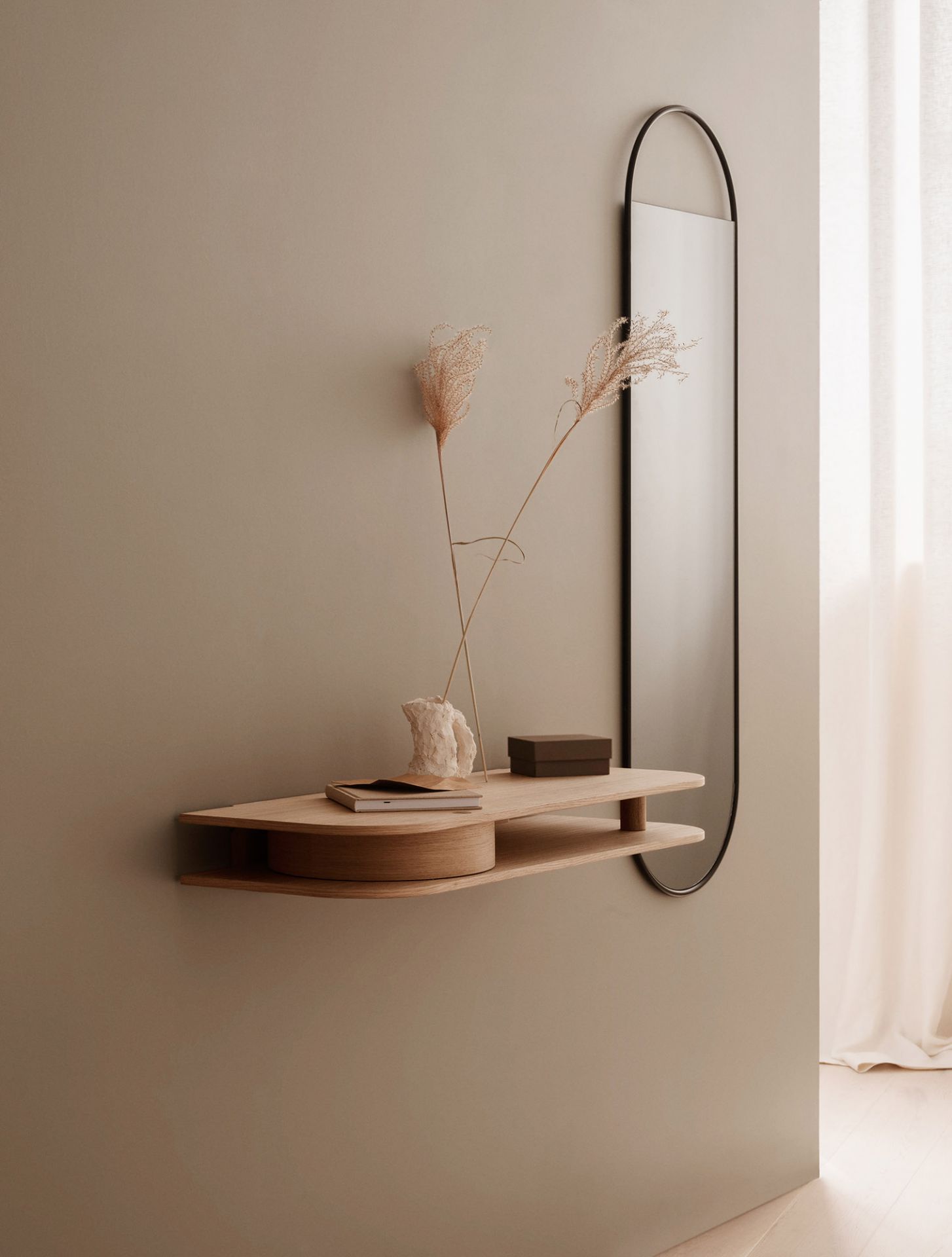 Valet Wandkonsole aus geräucherter Eiche mit Spiegel, minimalistisches Design für Flur oder Schlafzimmer.