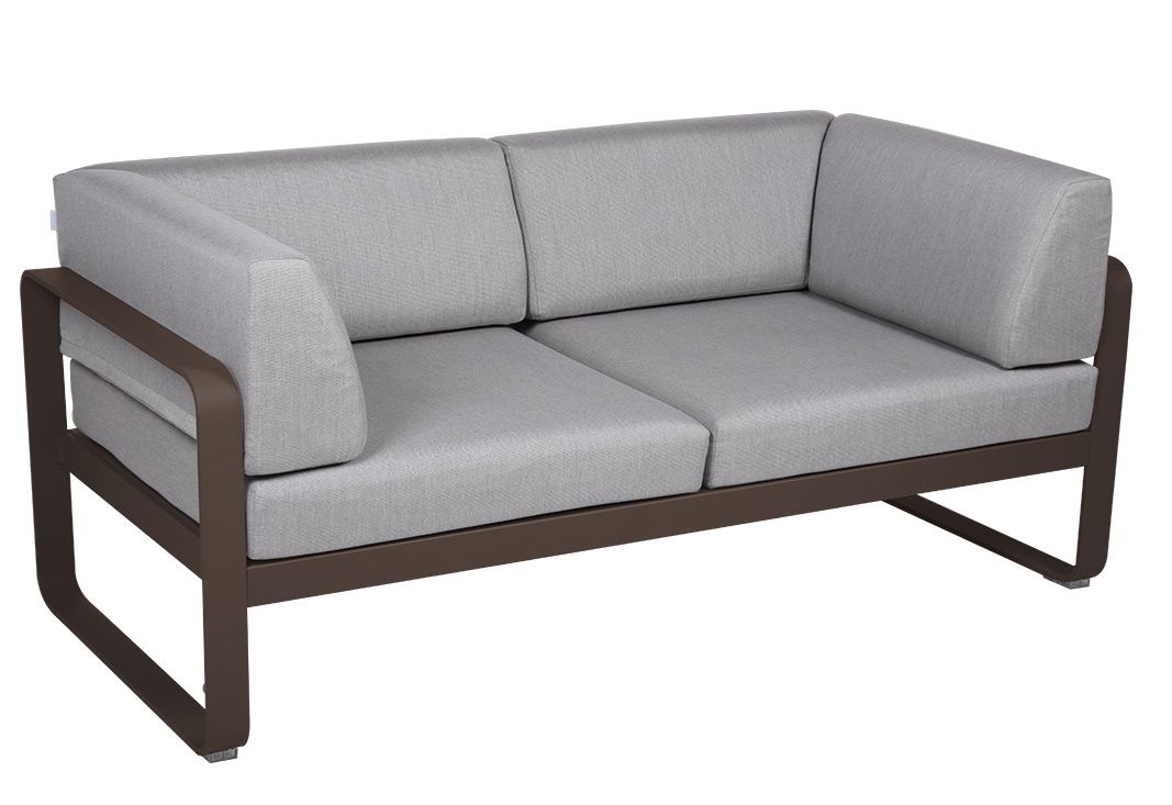 Bellevie 2-Sitzer Outdoor Sofa von Fermob mit grauem Stoffbezug und braunem Aluminiumgestell für Garten und Terrasse.