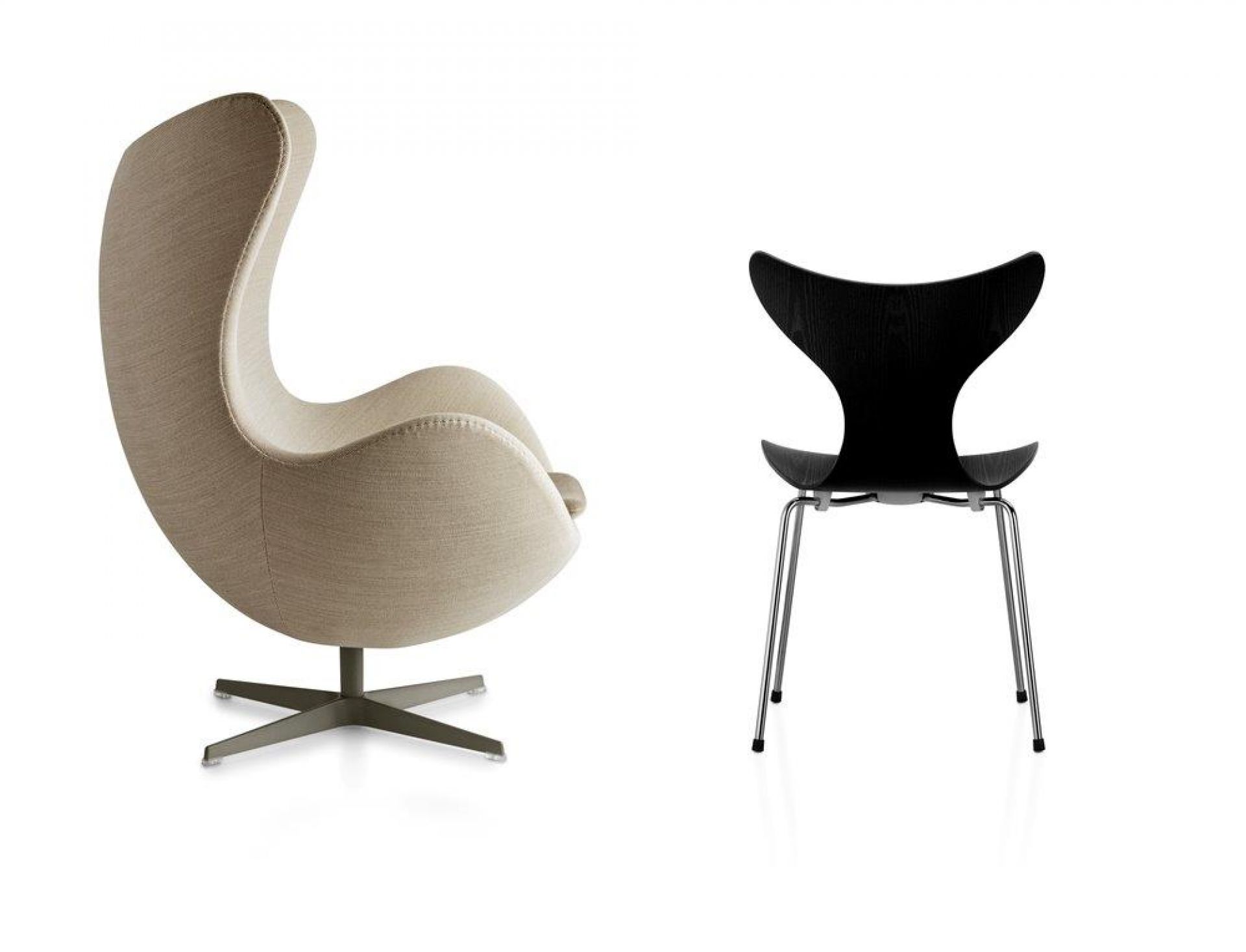Beiger Egg Chair Sessel von Fritz Hansen mit schwarzem Hocker im skandinavischen Design.