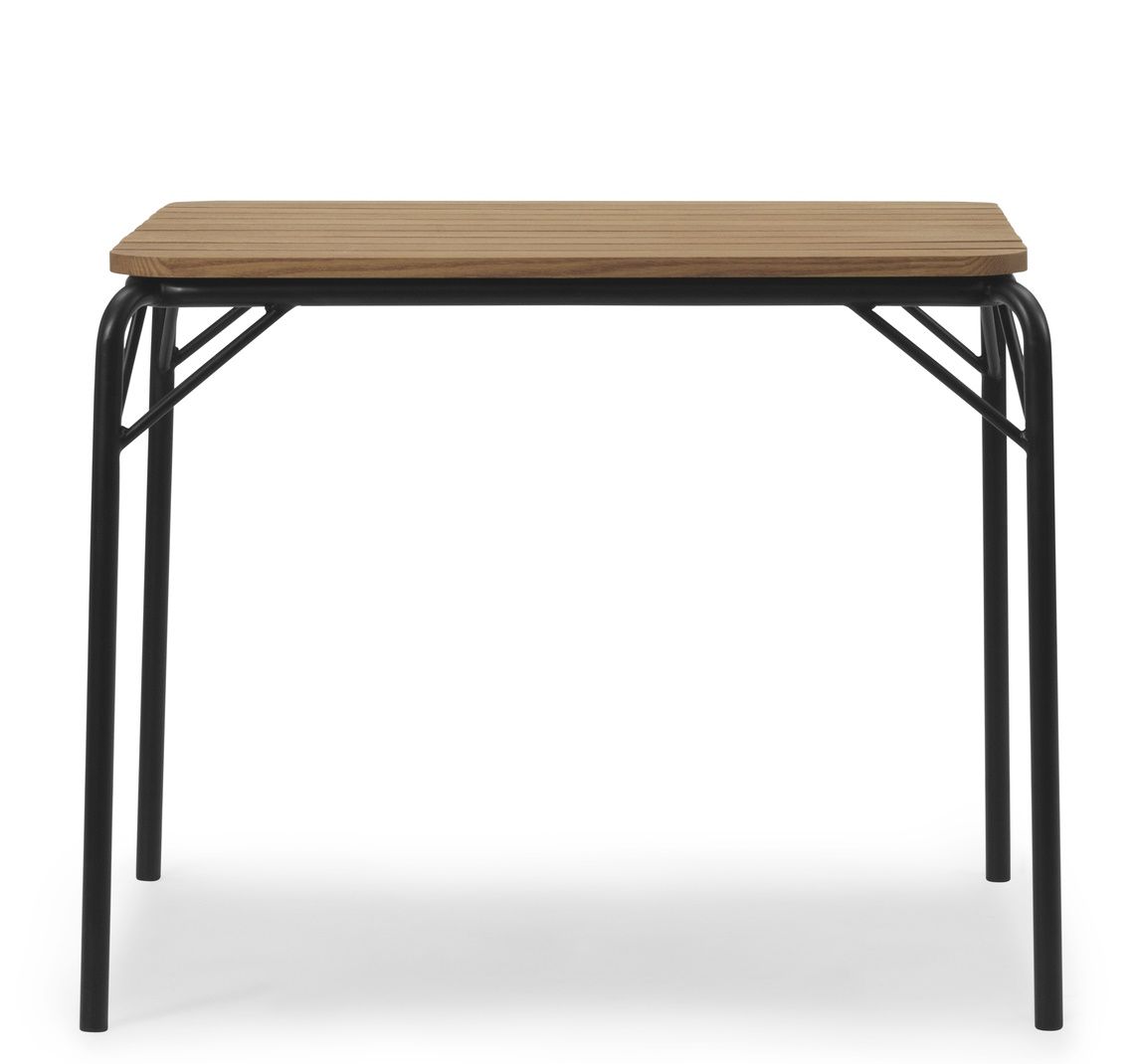 Vig Table 90x90 cm von Normann Copenhagen: Quadratischer Outdoor-Tisch mit Holzplatte und schwarzem Metallgestell.