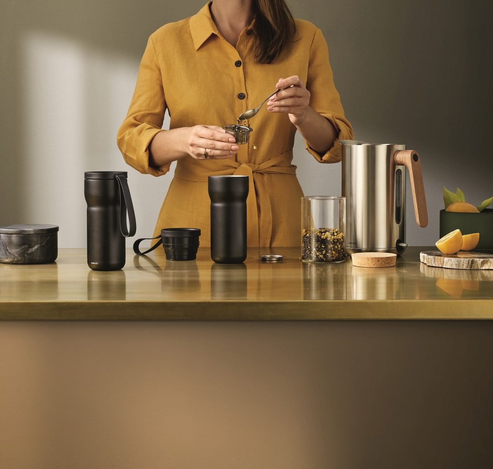 Schwarzer Thermo-Teebecher von Eva Solo mit Teefilter in Szene gesetzt, Teebereitung.