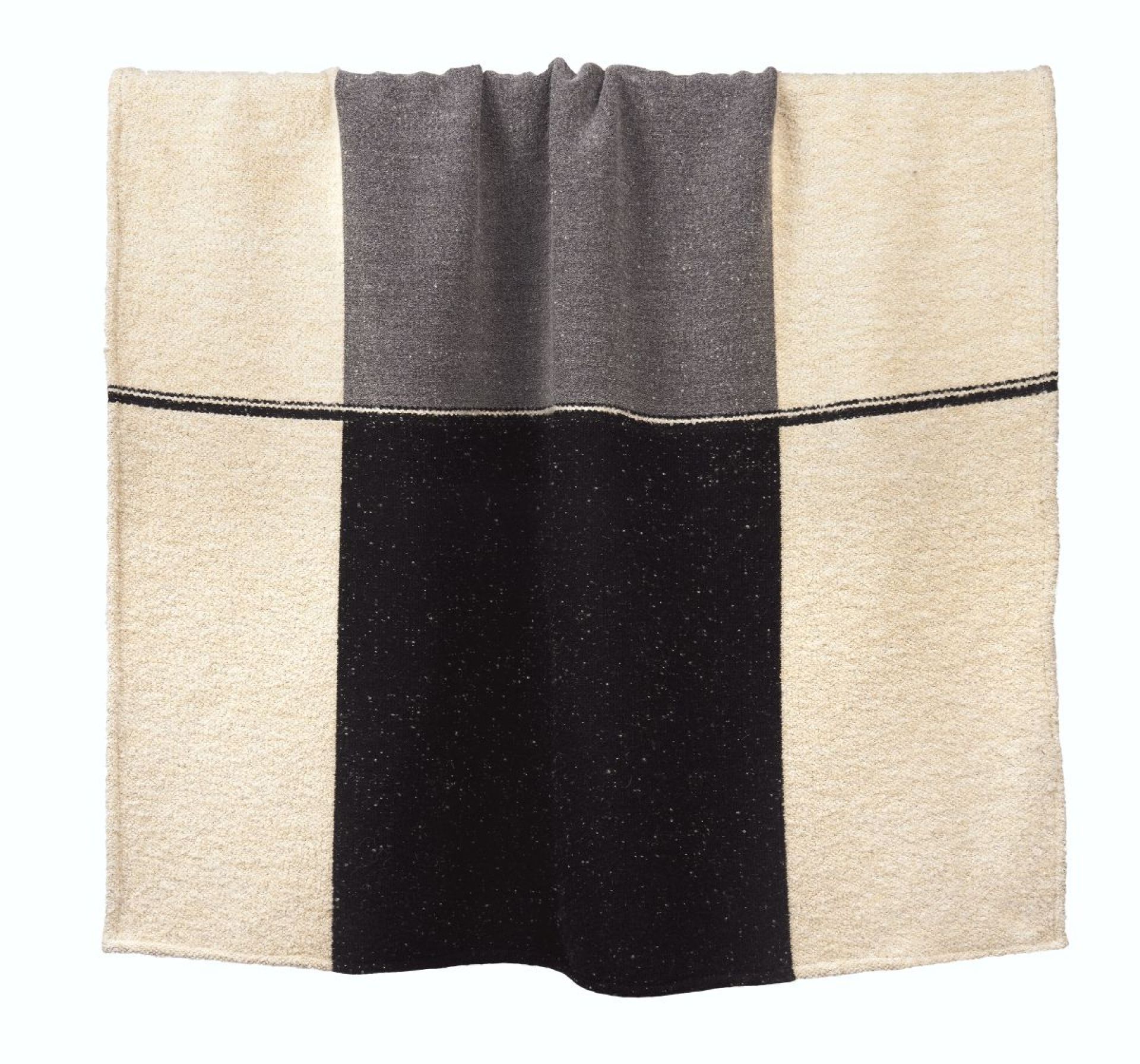 Urban Überwurf von Ethnicraft mit geometrischem Muster in Beige, Grau und Schwarz, hängend.
