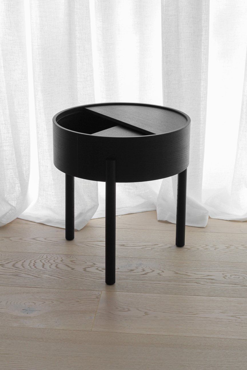 Schwarzer Arc Side Table Beistelltisch von Woud mit drei Beinen und Ablagefläche. Moderner Nachttisch.