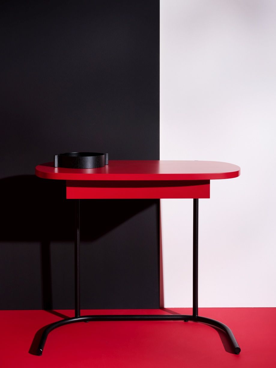 Roter Schönbuch Tori Sekretär Schreibtisch mit schwarzer Ablage vor schwarz-weißem Hintergrund, modernes Design für Büro und Zuhause.