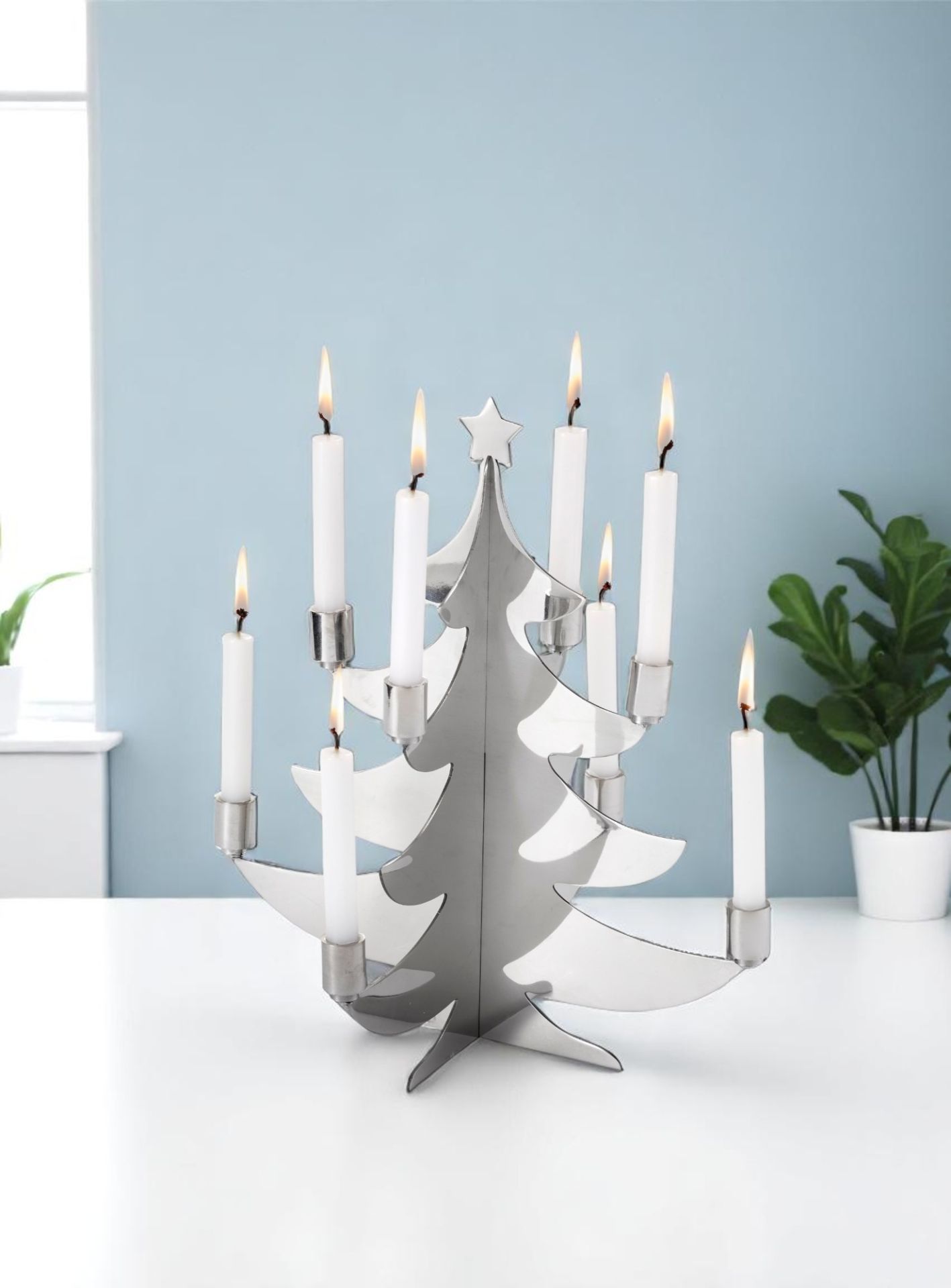 Grenoble Weihnachtsbaum für Kerzen von Philippi, silberner Kerzenhalter in Tannenbaumform mit brennenden, weißen Kerzen.