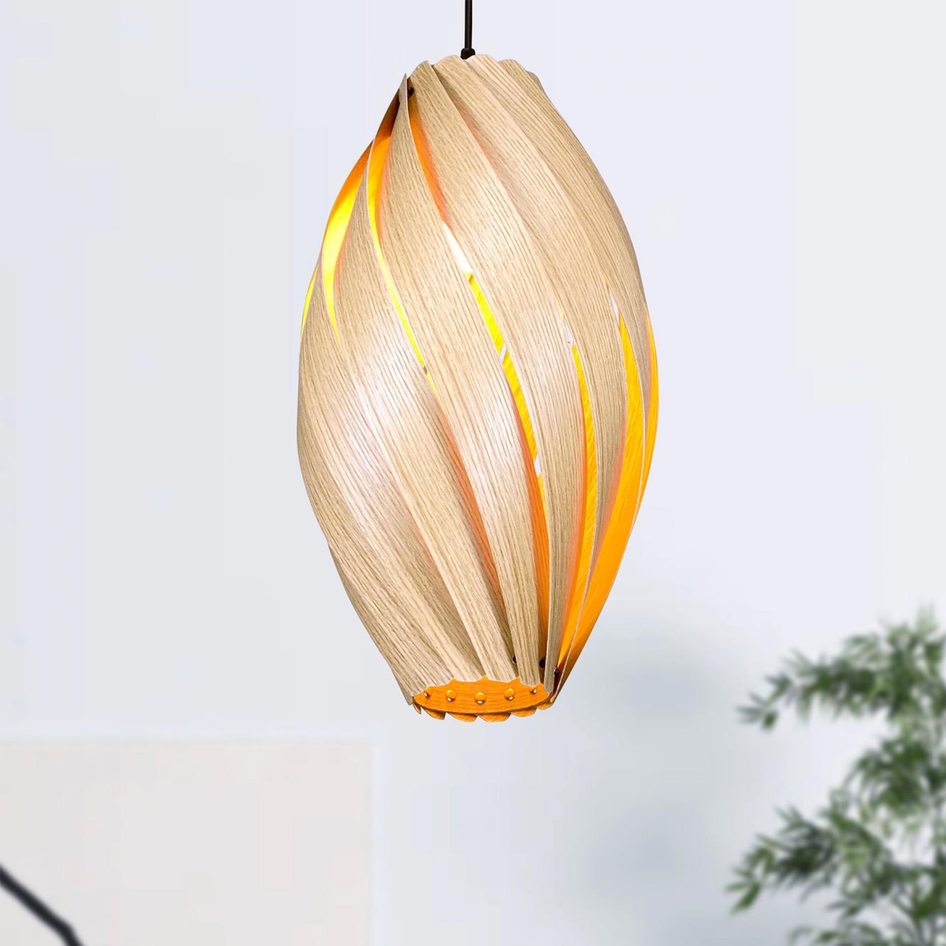 Ardére Hängeleuchte aus Eiche: Längliche, moderne Pendelleuchte mit Holzlamellen für stimmungsvolle Beleuchtung.