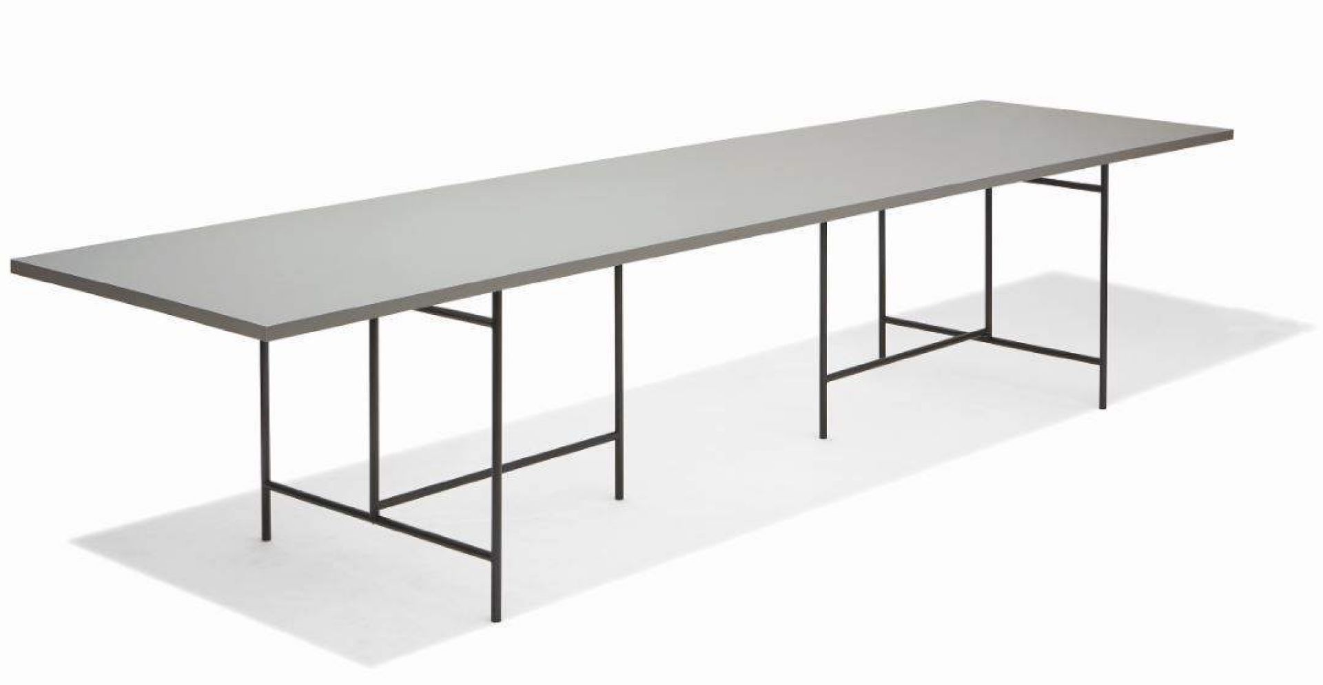 Eiermann Tisch mit grauem Tischblatt und schwarzem Stahlgestell, modernes Design für Büro und Wohnraum.