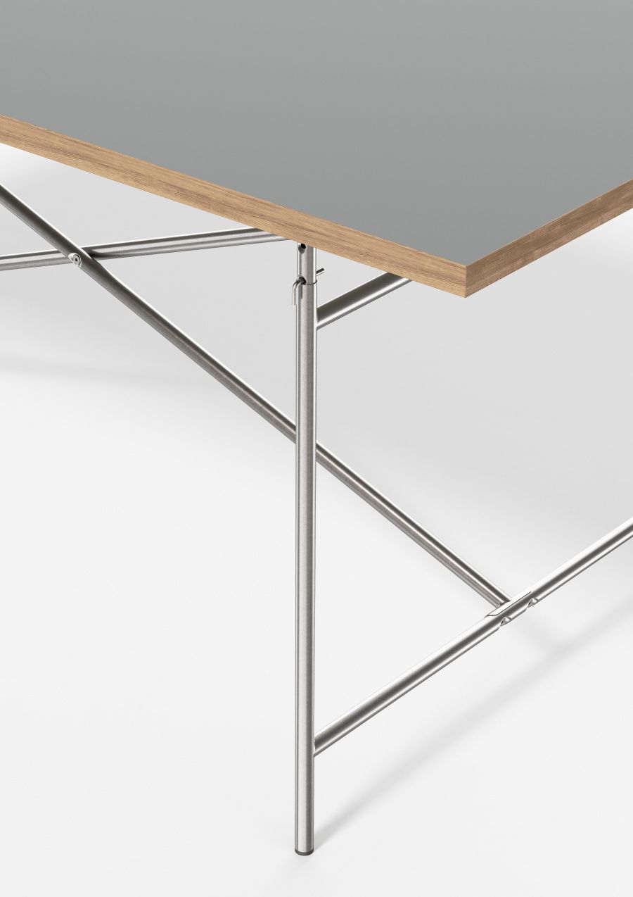 Detailaufnahme Eiermann Tisch mit grauer Tischplatte und verchromtem Stahlgestell, Designklassiker von Richard Lampert.
