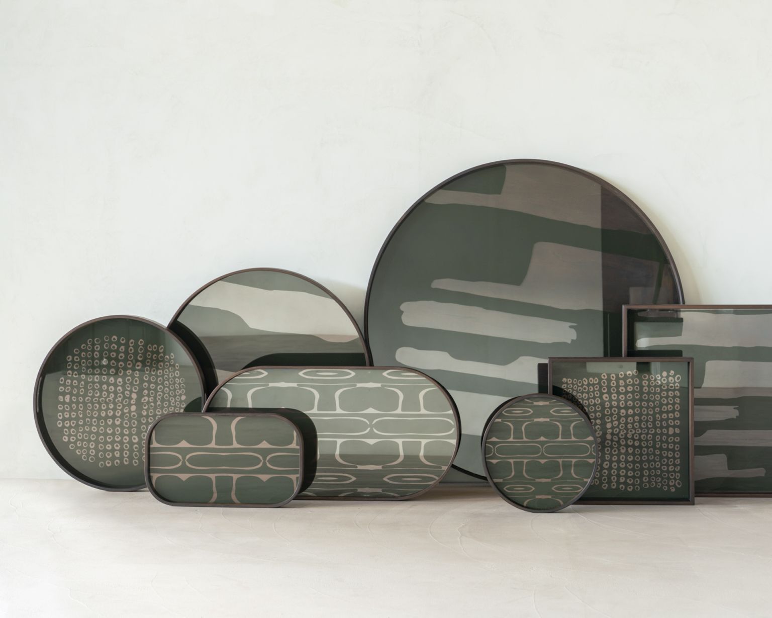 Second Nature Valet Trays von Ethnicraft: Runde und eckige Tabletts mit abstraktem, grünem Muster.