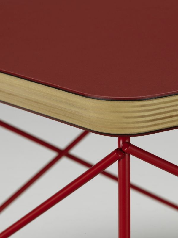 Detailaufnahme: Vitra LTR Occasional Table Beistelltisch mit roter Linoleum-Tischplatte und rotem Stahlrohrgestell.